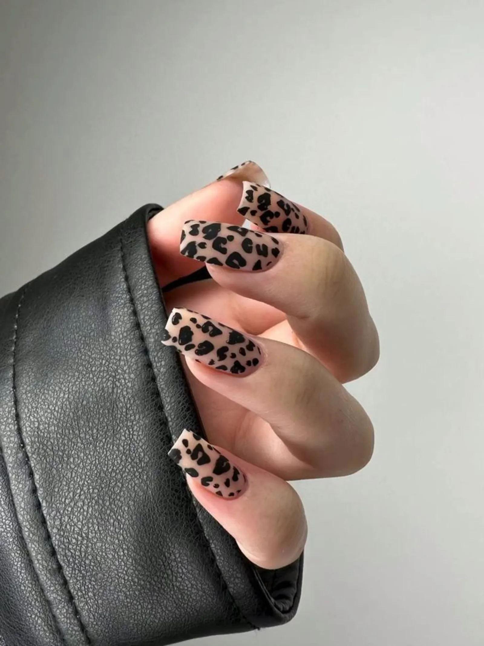 8 Inspirasi Nail Art Leopard yang Eksotis dan Memikat