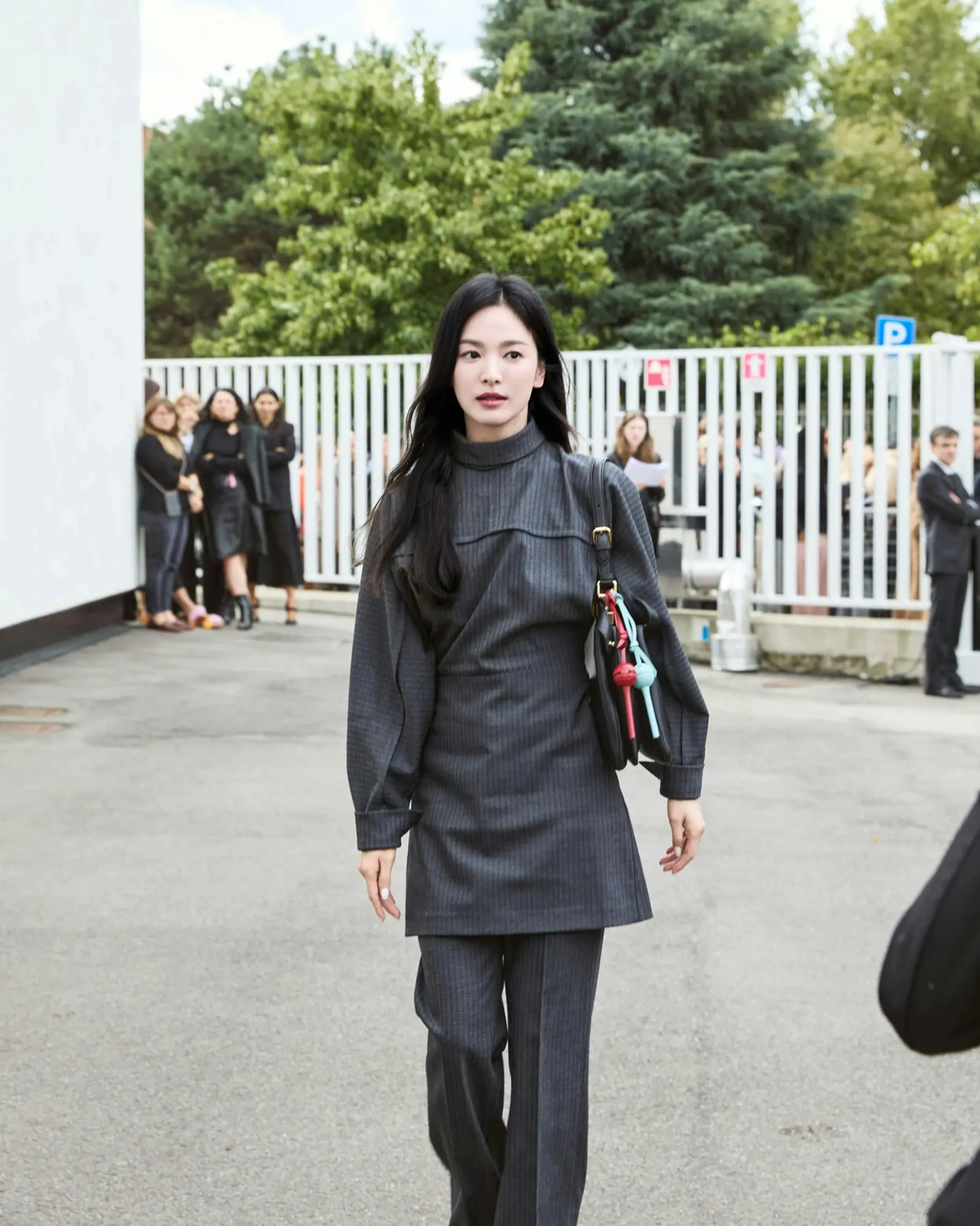 15 Gaya Kece Artis Korea yang Datang ke Milan Fashion Week 2024