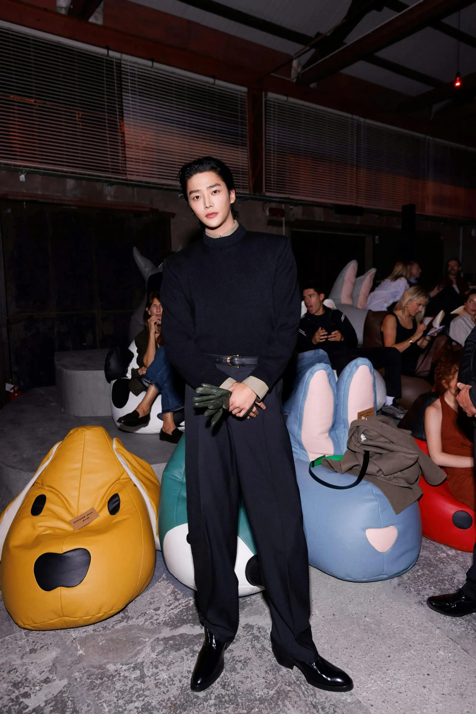 15 Gaya Kece Artis Korea yang Datang ke Milan Fashion Week 2024