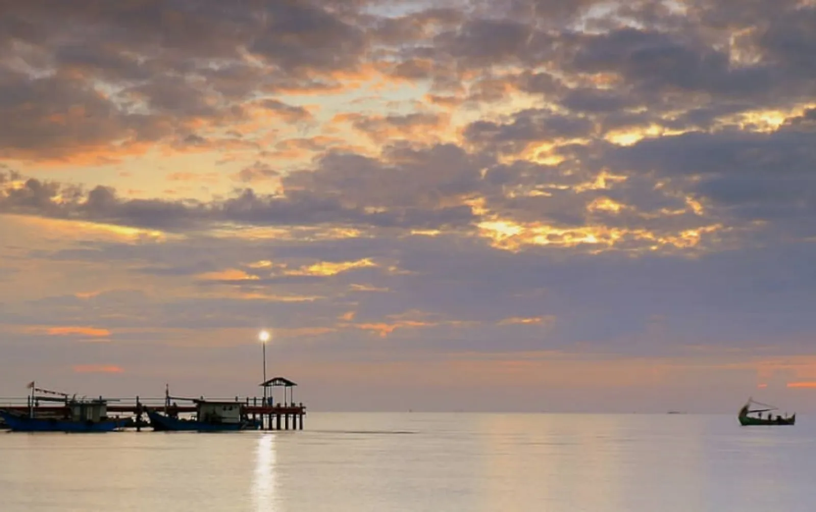 Pantai Balongan Indah, Wisata Pasir Hitam Eksotis di Indramayu