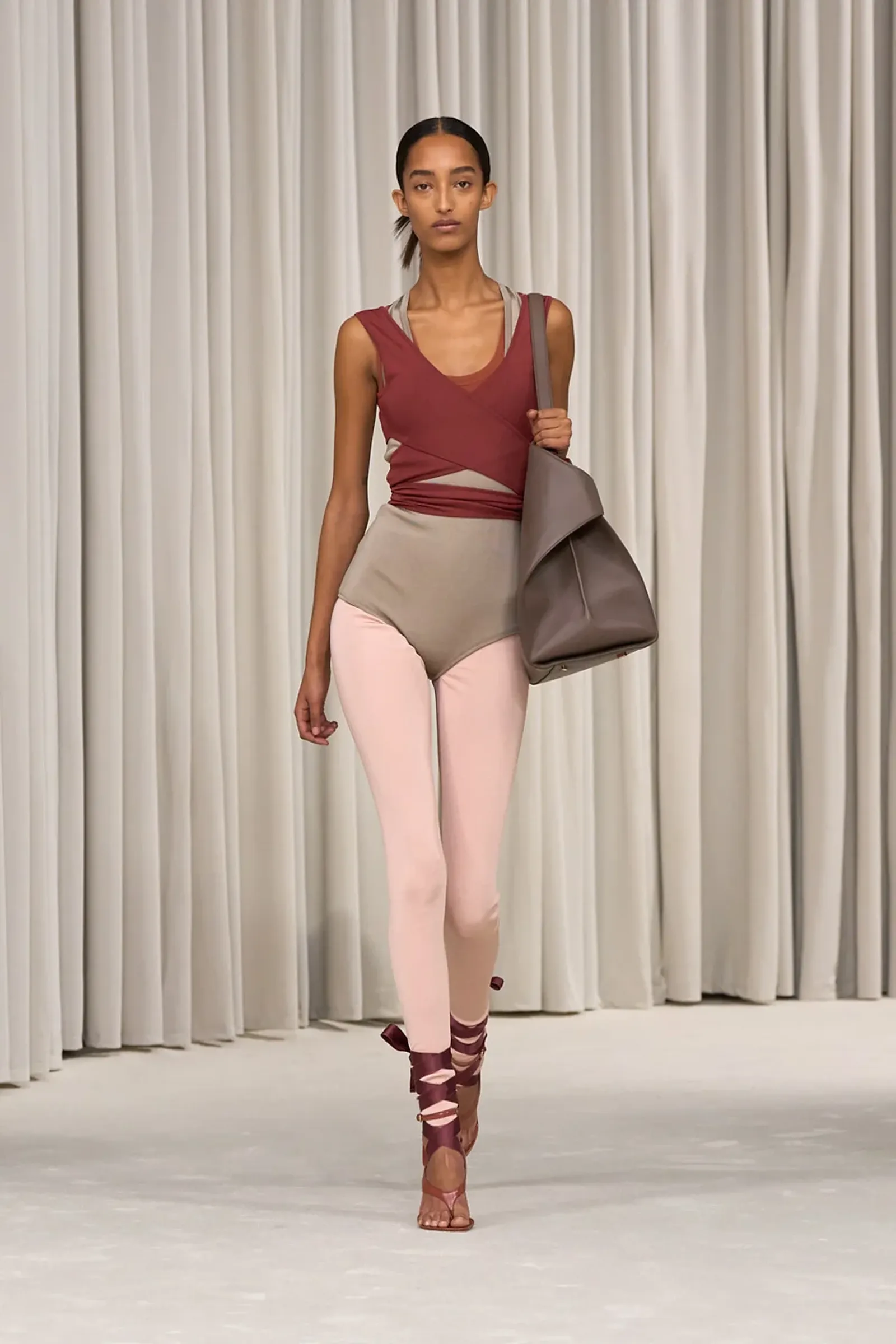 Ferragamo Bawa Nuansa Balletcore di Koleksi Spring/Summer 2025