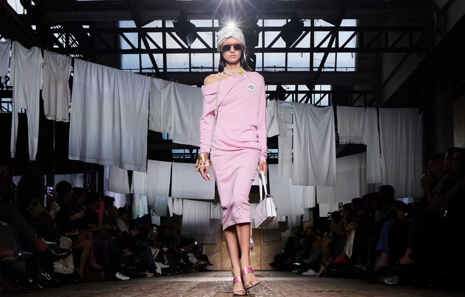 Parade Budaya Pop yang Lagi Viral di Peragaan Busana Moschino S/S 2025