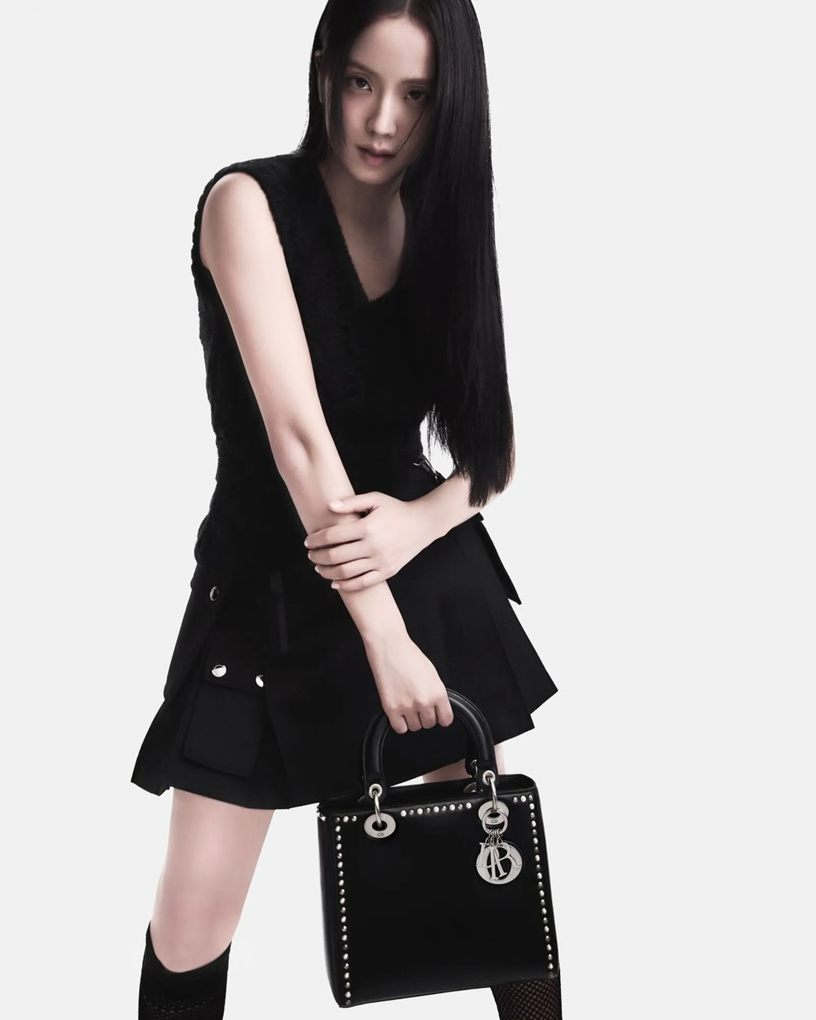 Gaya Terbaru Jisoo 'BLACKPINK' Bintangi Campaign Tas Lady Dior