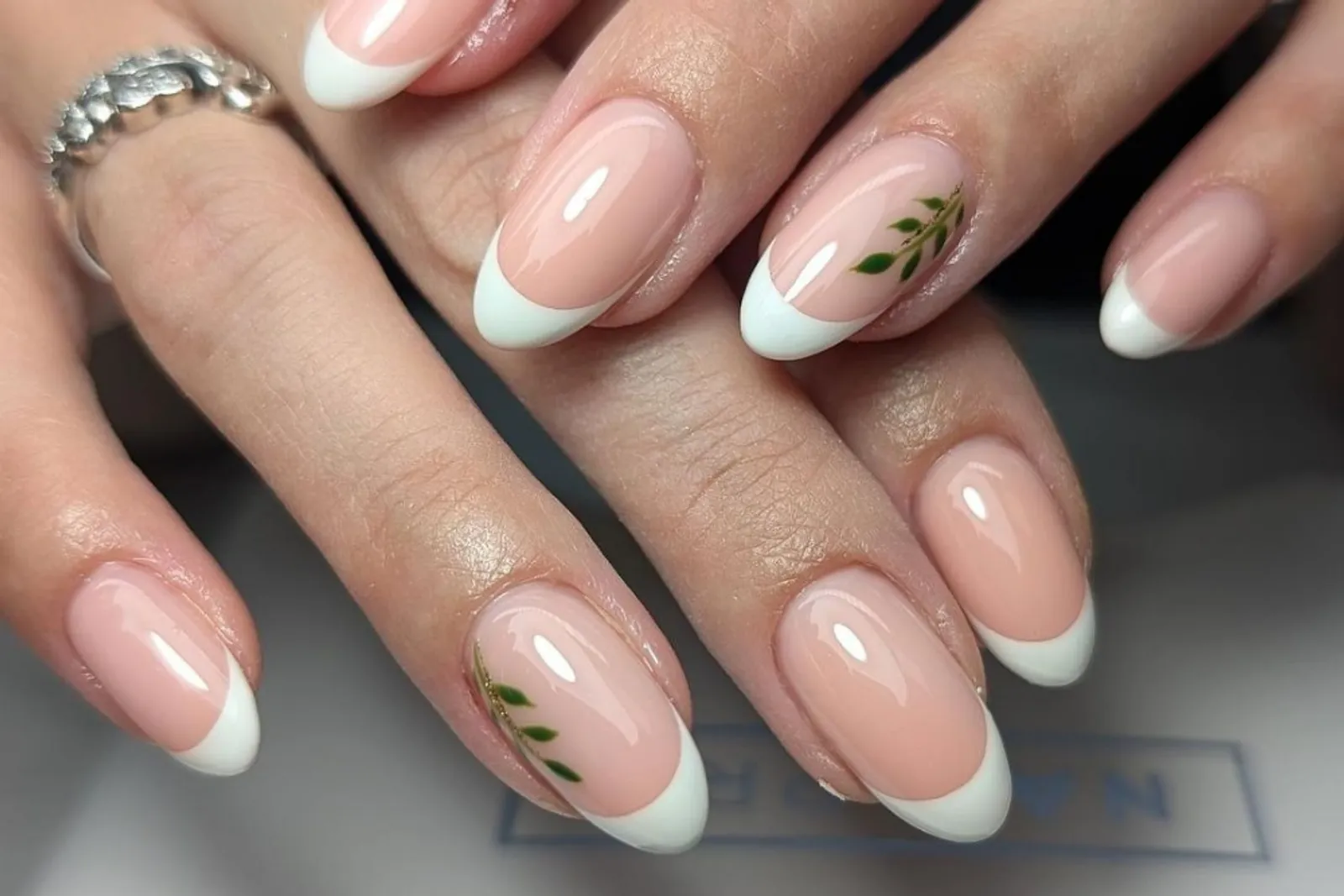 Serba-Serbi Nail Art French, Intip Cara Membuatnya