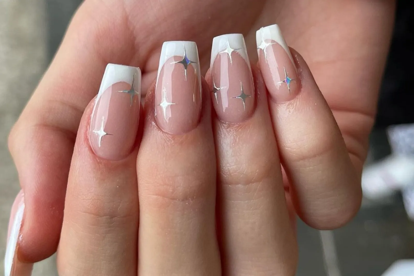 Serba-Serbi Nail Art French, Intip Cara Membuatnya