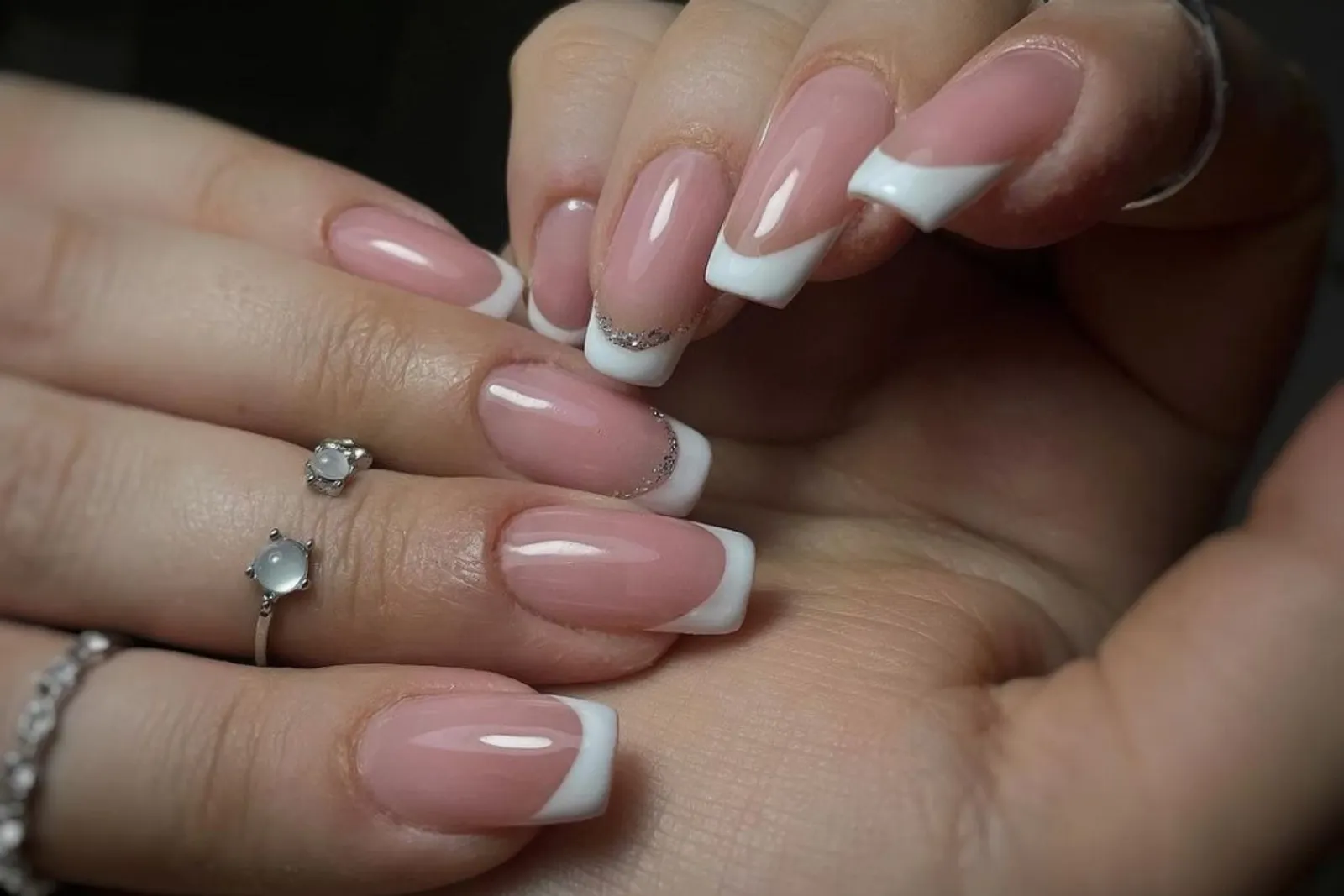 Serba-Serbi Nail Art French, Intip Cara Membuatnya