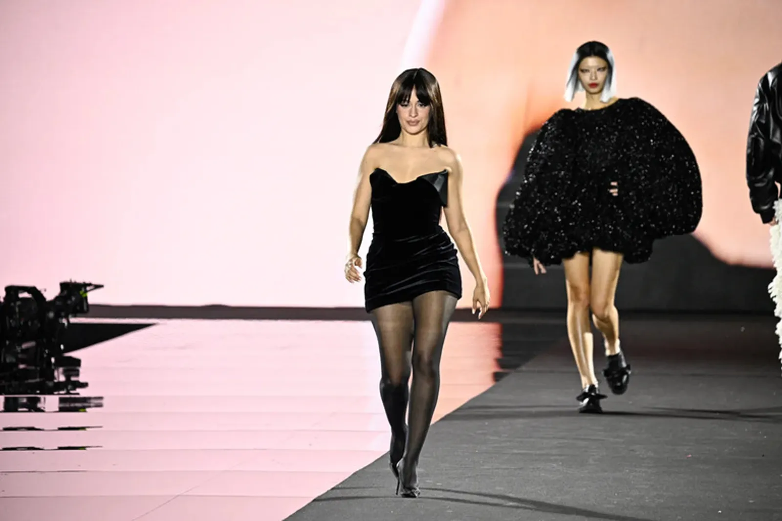 Gaya Artis Indonesia & Seleb Dunia Ramaikan Runway L'Oreal Paris 2024