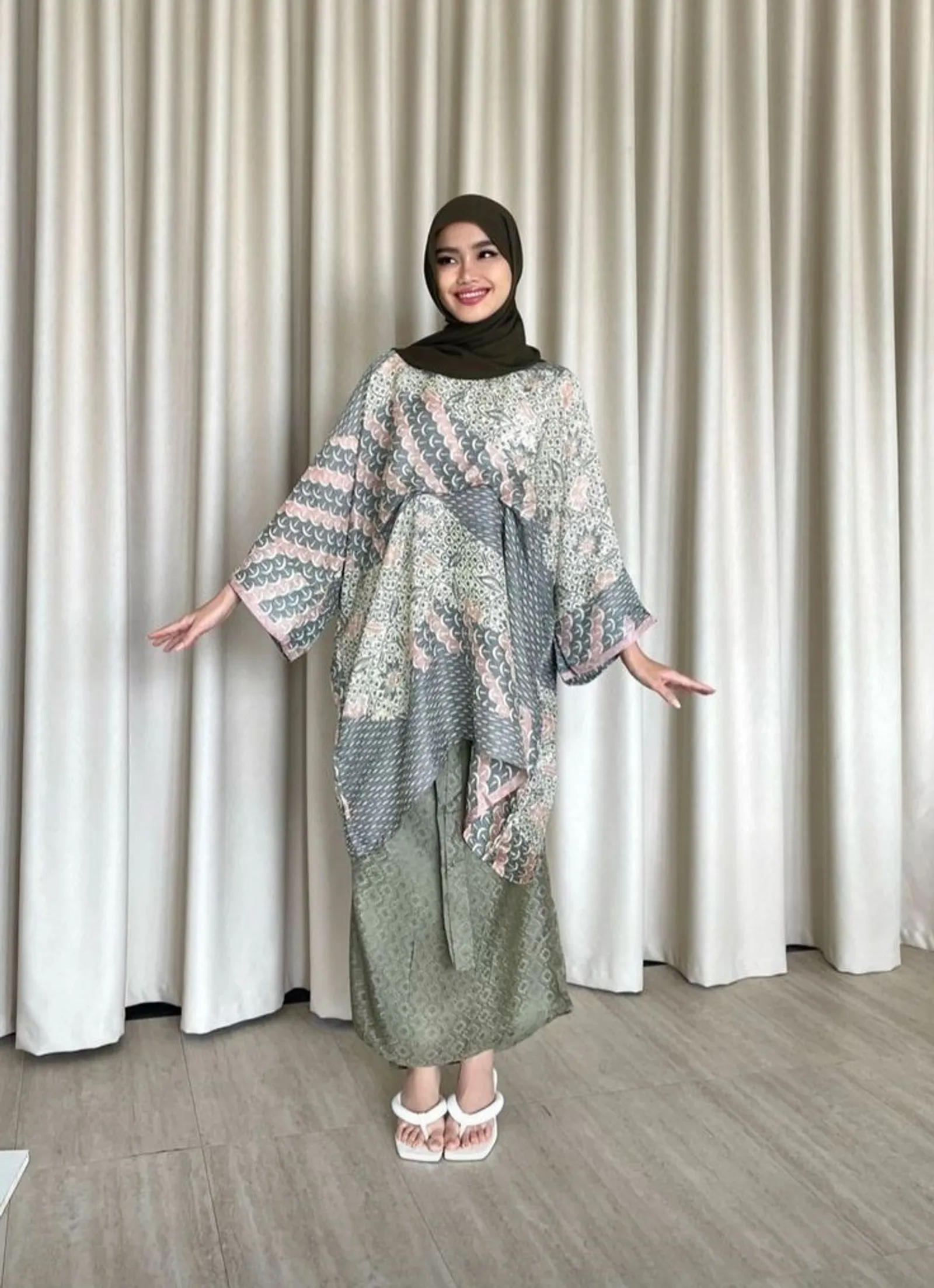 6 Model Baju Batik Tunik Bawahan Rok, Tampil Lebih Anggun