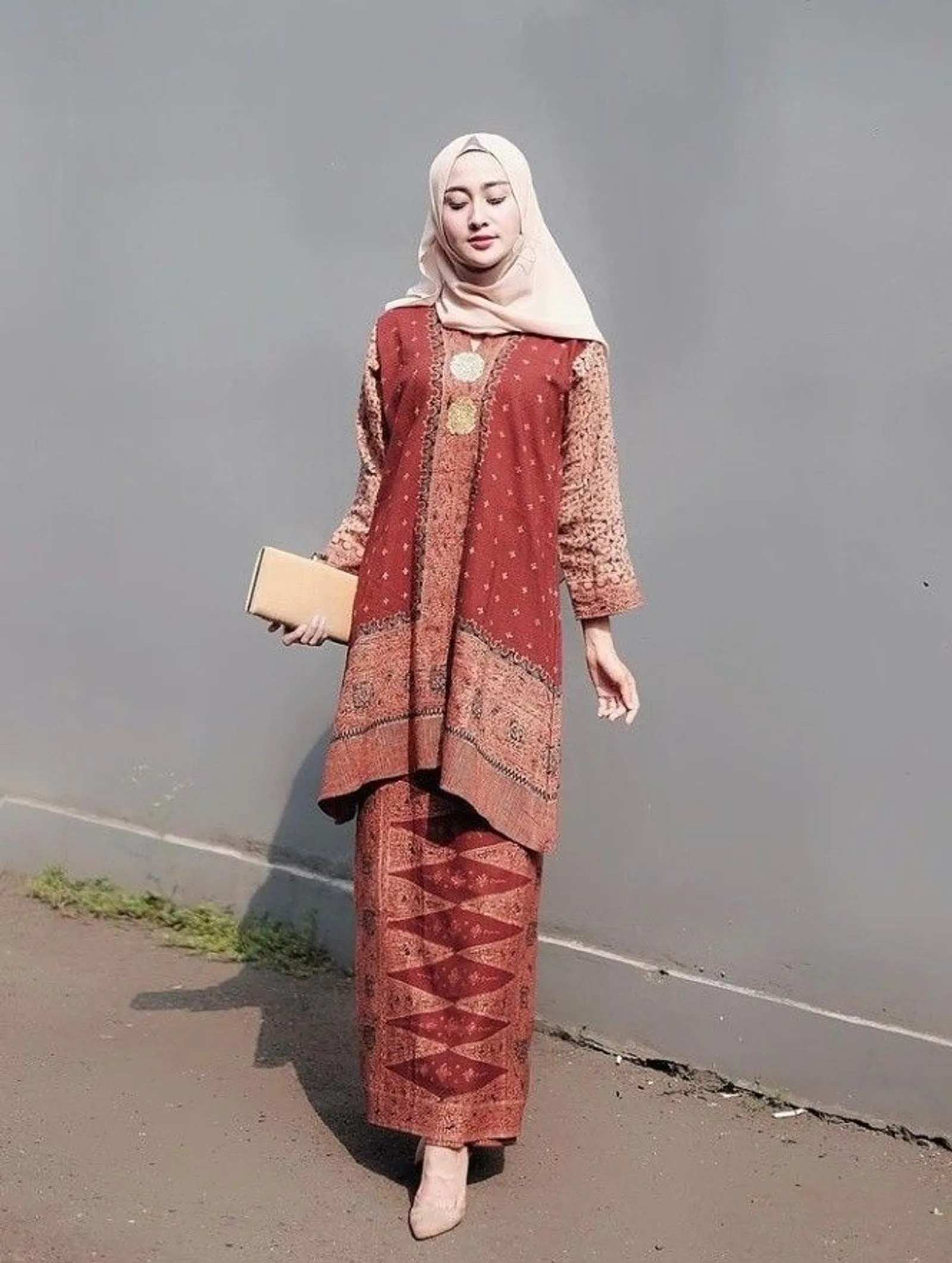 6 Model Baju Batik Tunik Bawahan Rok, Tampil Lebih Anggun