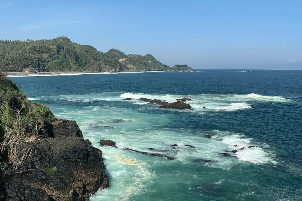 Pantai Menganti Kebumen: Lokasi, Harga Tiket, dan Jam Buka