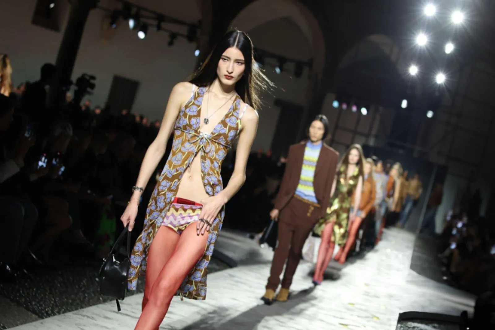 Koleksi Terbaru Versace Bawa Kembali Gaya Jadul Era 70-an