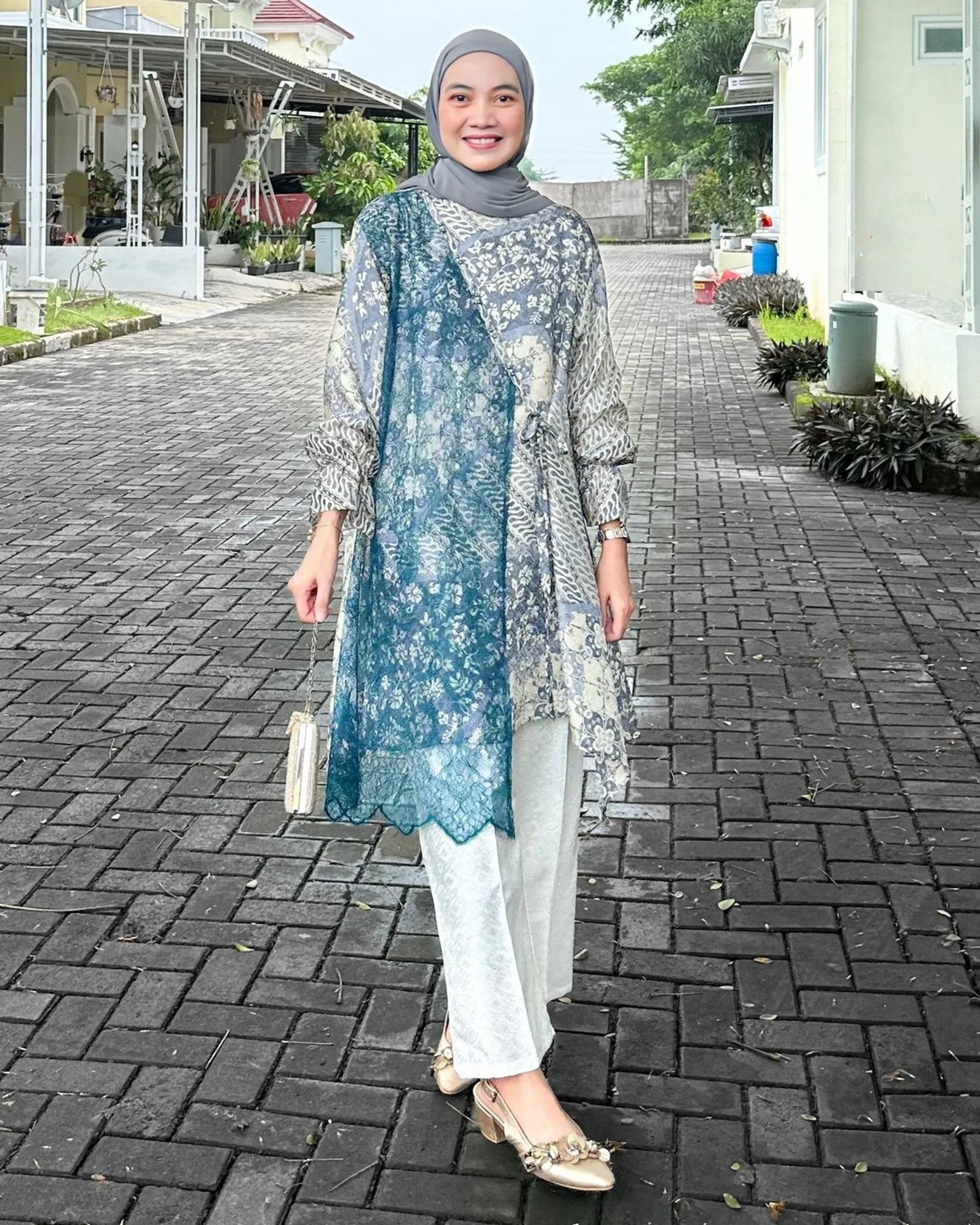 6 Model Baju Batik Tunik Bawahan Rok, Tampil Lebih Anggun