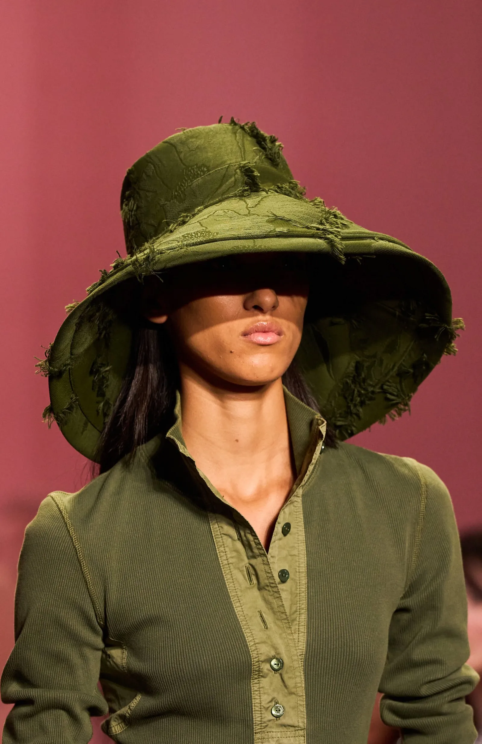 Gucci Spring/Summer 2025 Populerkan Kemewahan Minimalis Khas 60-an