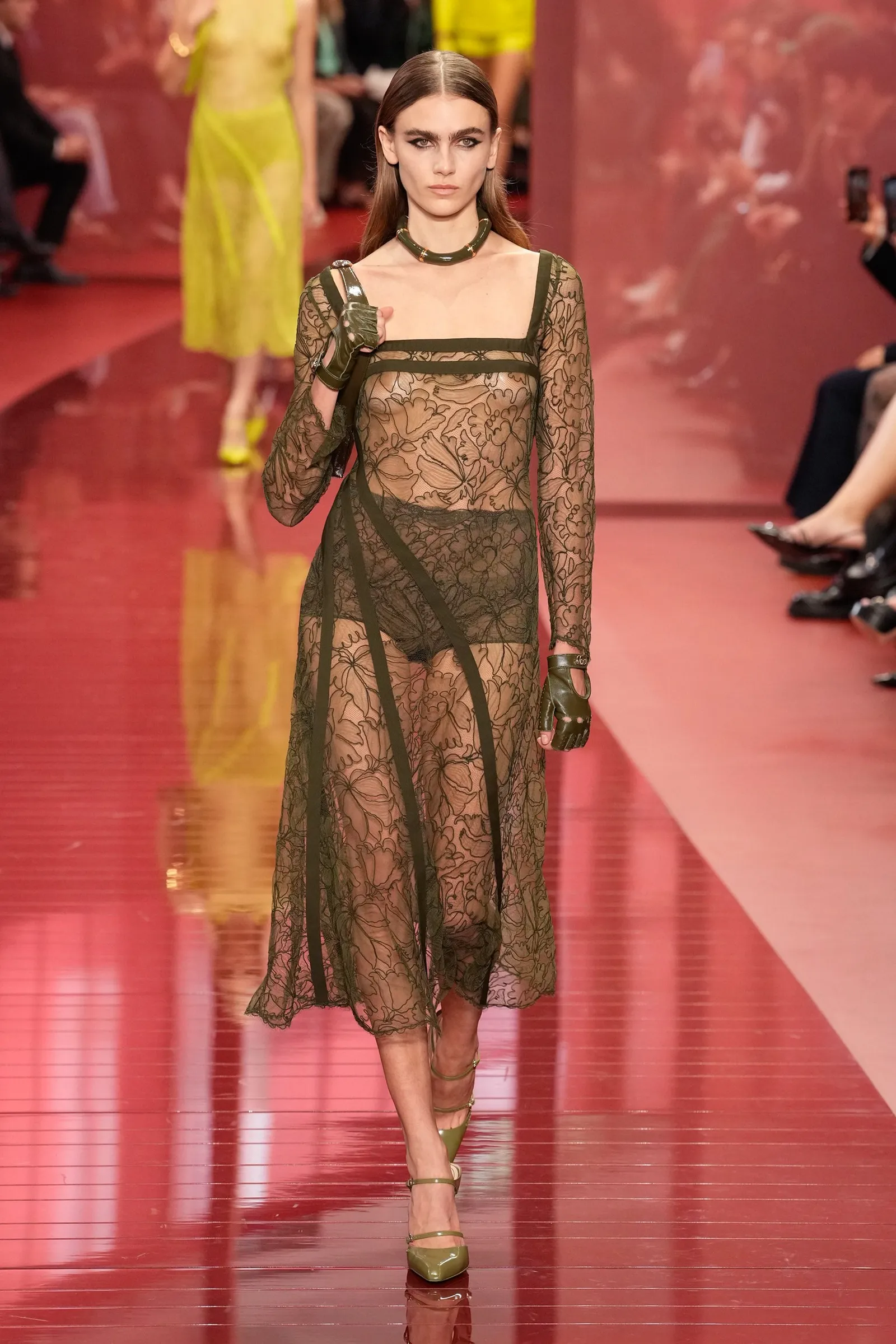 Gucci Spring/Summer 2025 Populerkan Kemewahan Minimalis Khas 60-an