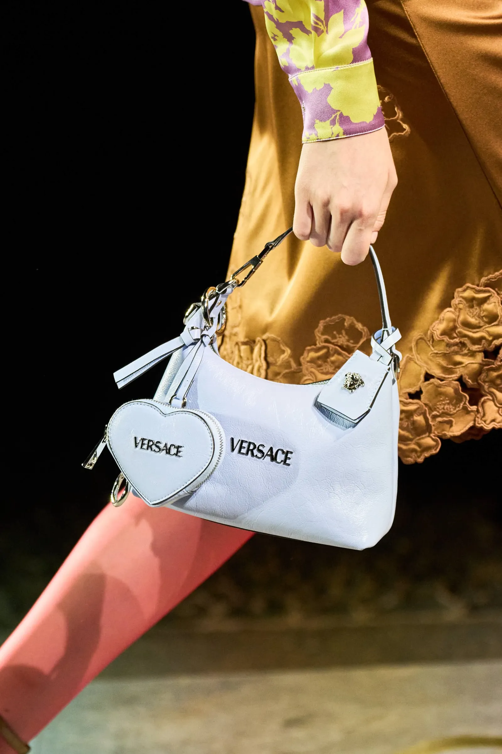 Koleksi Terbaru Versace Bawa Kembali Gaya Jadul Era 70-an