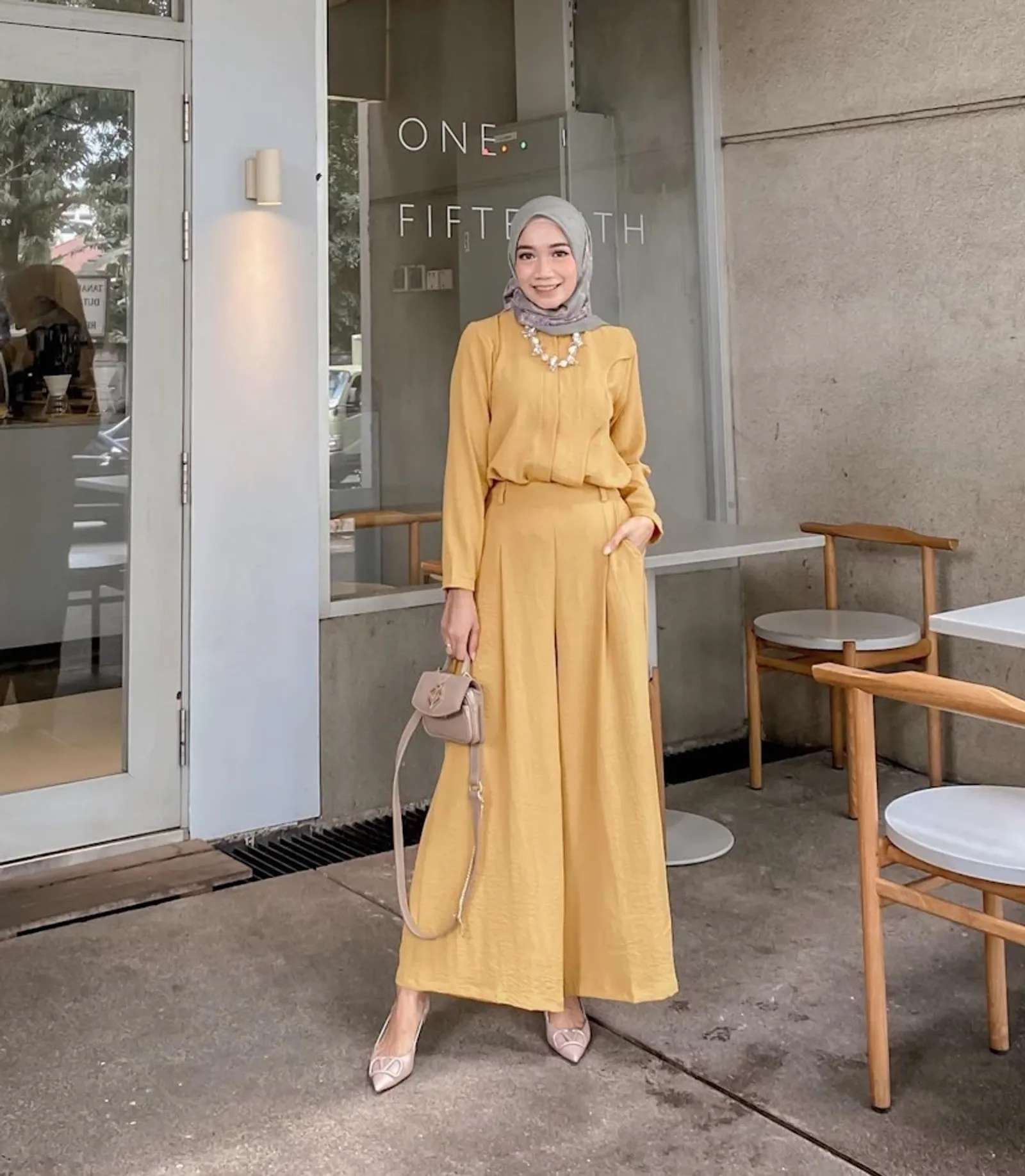 7 Inspirasi Warna Jilbab untuk Baju Kuning Mustard, Elegan dan Classy