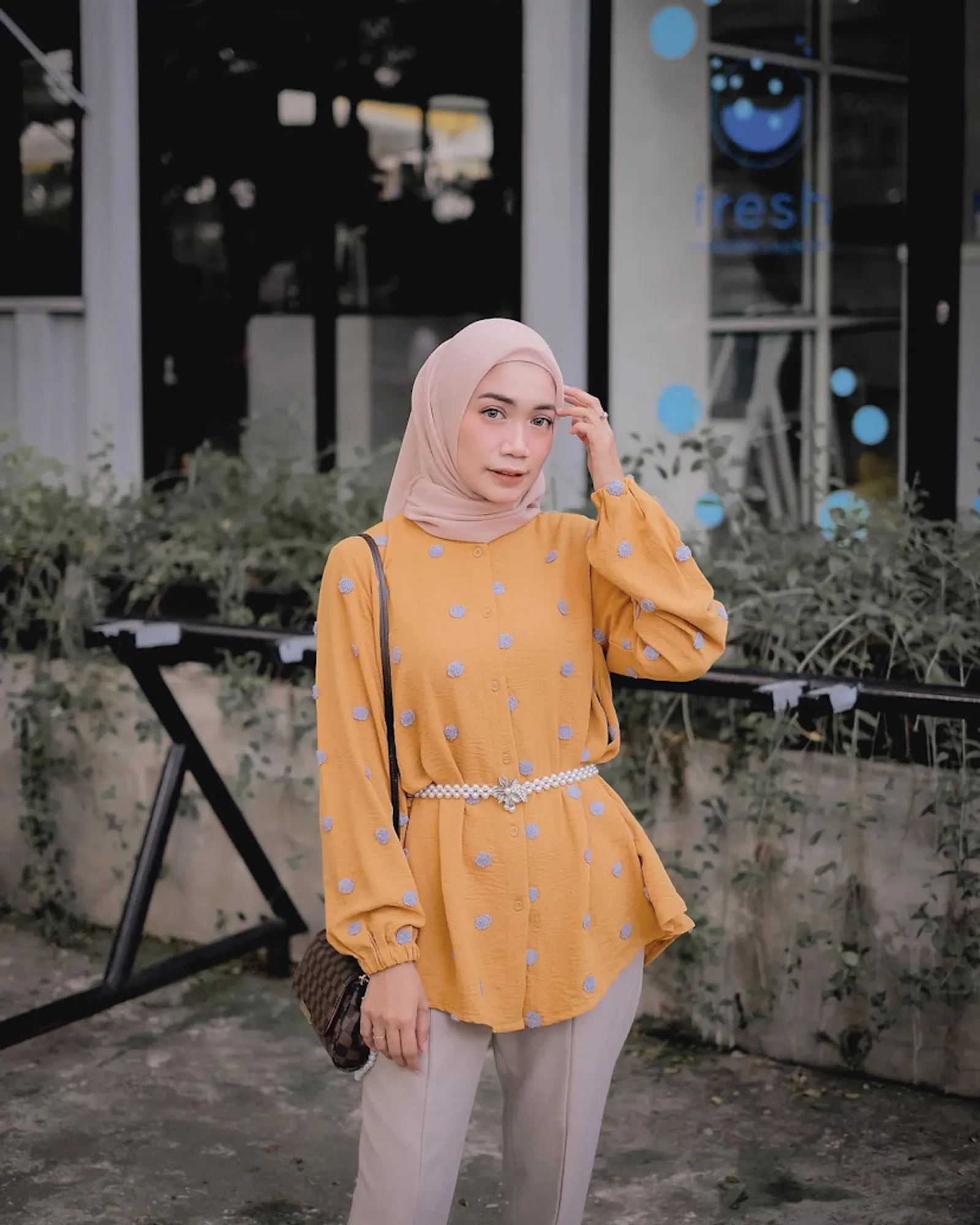 7 Inspirasi Warna Jilbab untuk Baju Kuning Mustard, Elegan dan Classy