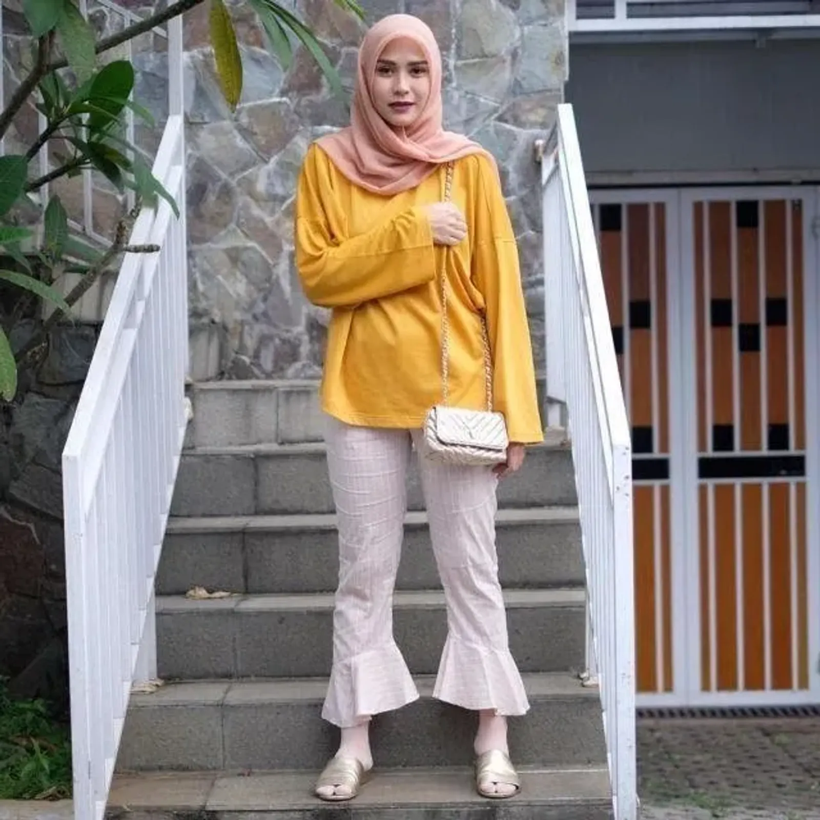 7 Inspirasi Warna Jilbab untuk Baju Kuning Mustard, Elegan dan Classy