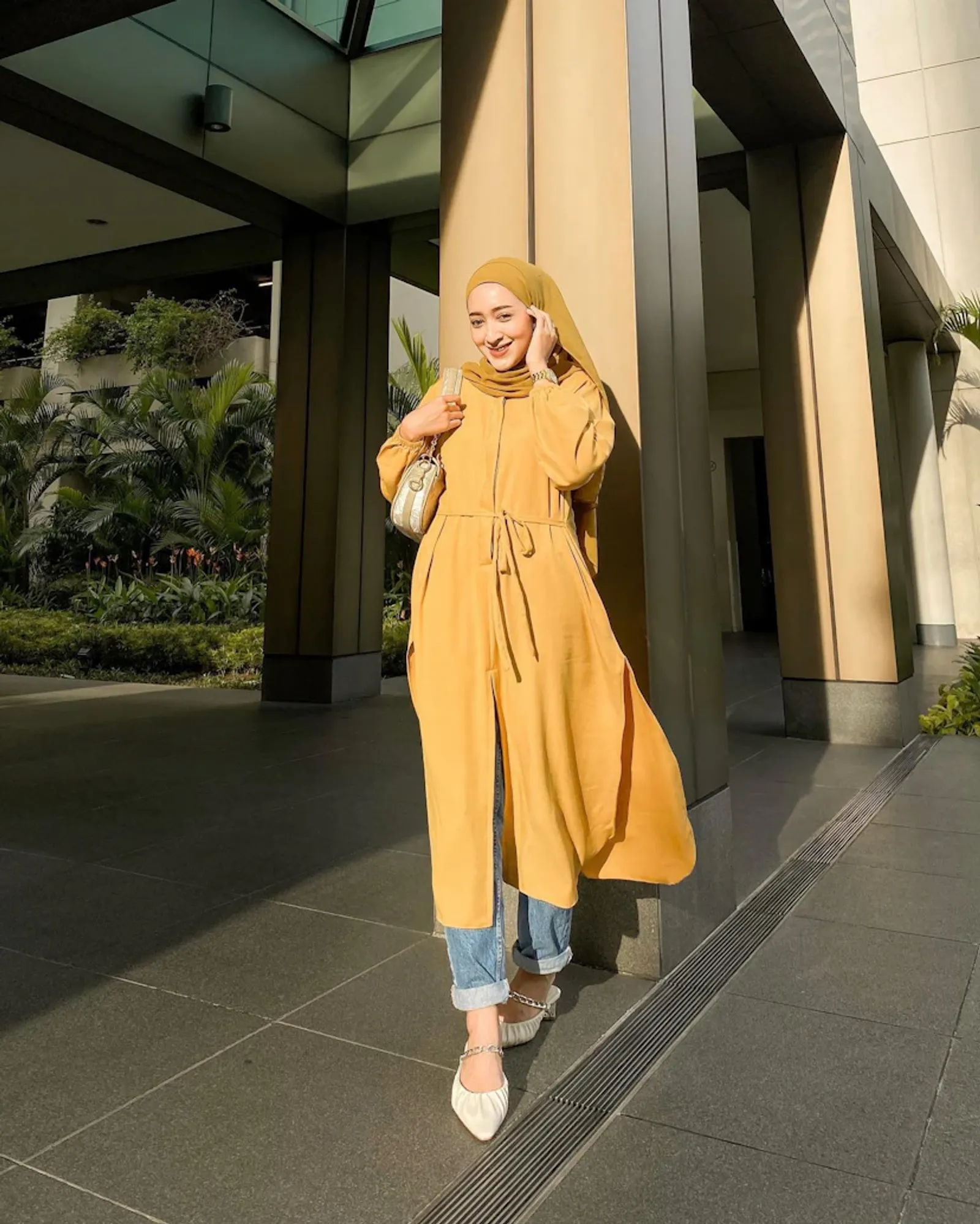 7 Inspirasi Warna Jilbab untuk Baju Kuning Mustard, Elegan dan Classy