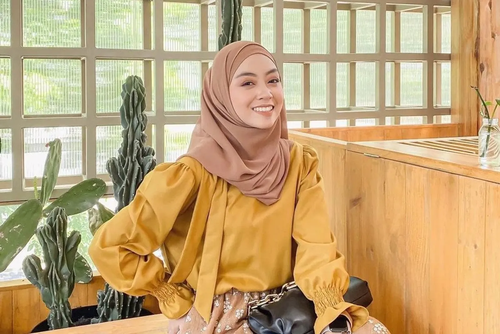 7 Inspirasi Warna Jilbab untuk Baju Kuning Mustard, Elegan dan Classy