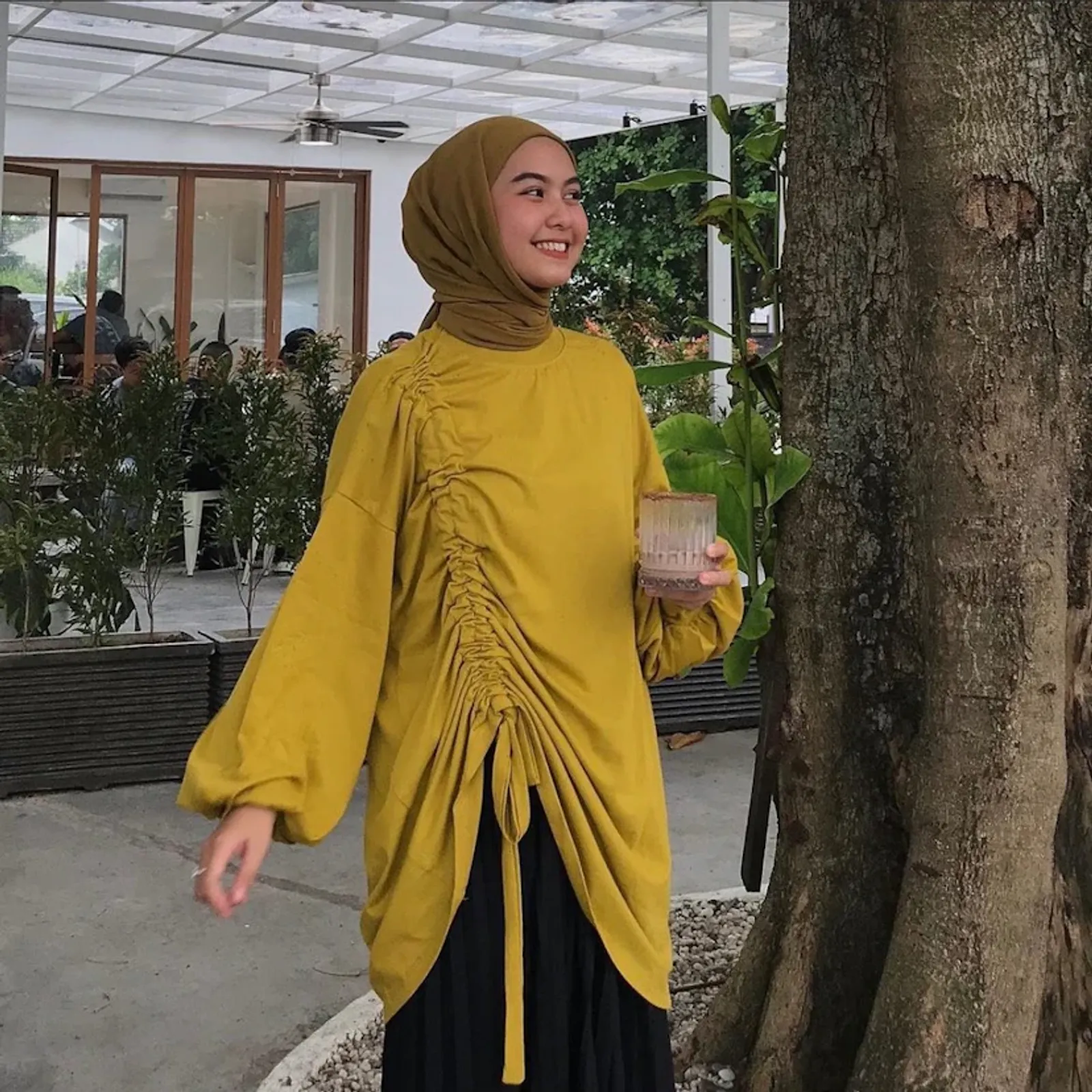 7 Inspirasi Warna Jilbab untuk Baju Kuning Mustard, Elegan dan Classy