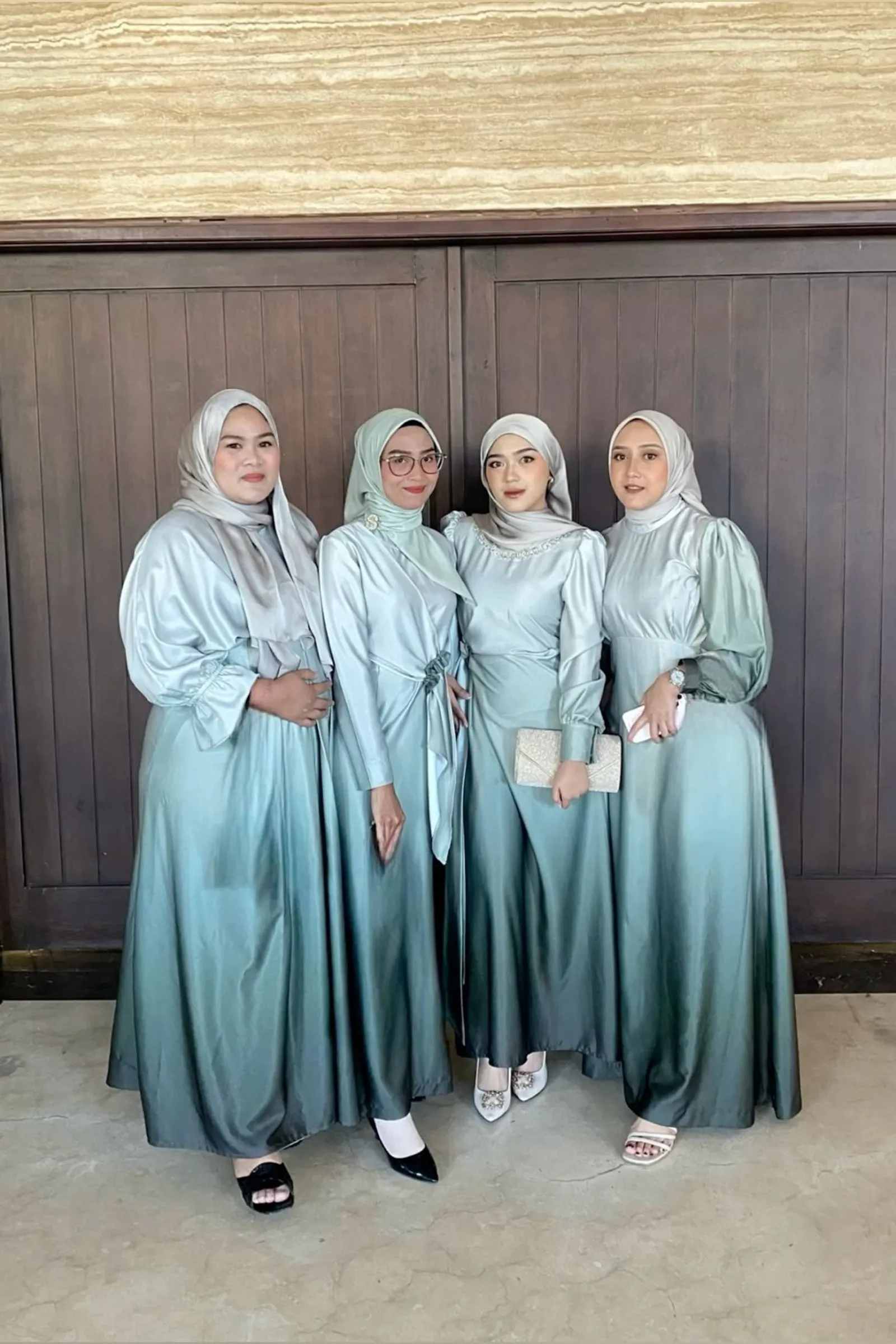 Inspirasi Gaun Bridesmaid Kain Gradasi yang Cantik dan Kekinian