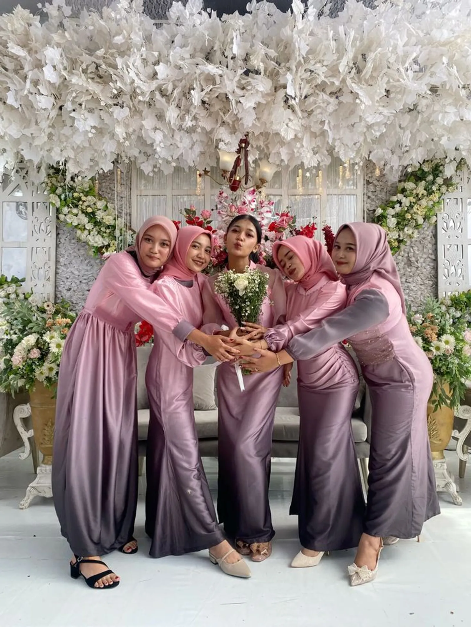 Inspirasi Gaun Bridesmaid Kain Gradasi yang Cantik dan Kekinian