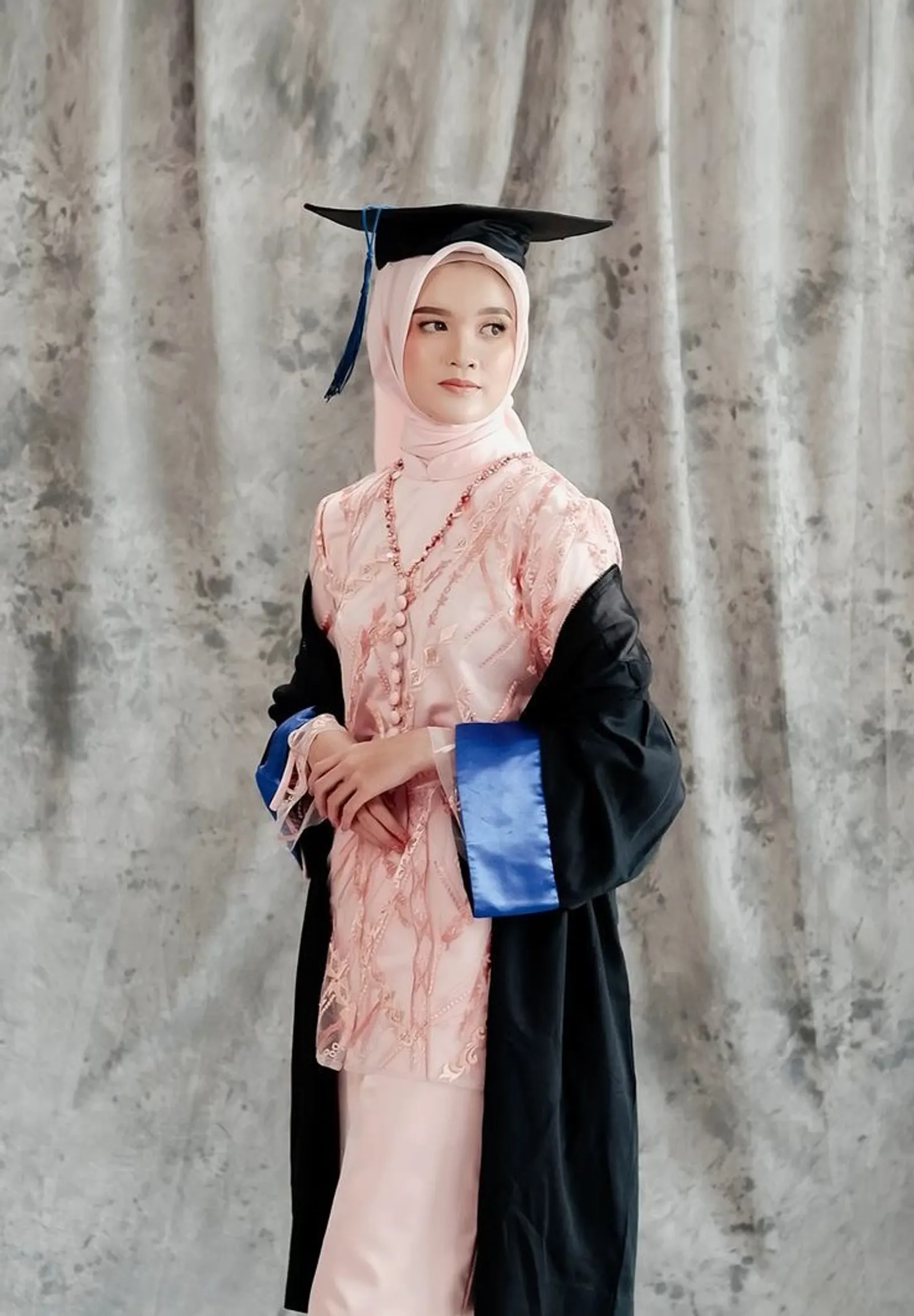 8 Dress Wisuda Kekinian yang Elegan dan Estetik, Tampak Anggun