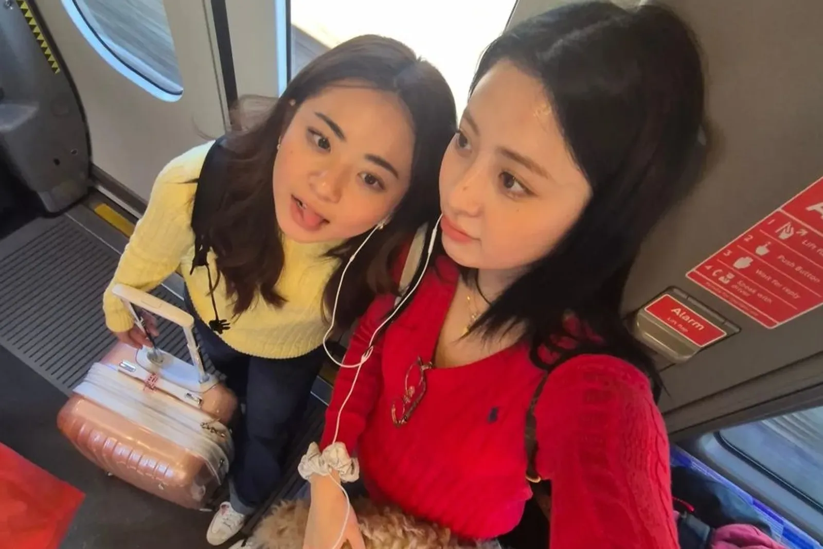 Sister Goals! 6 Potret Yunjin ‘Le Sserafim’ dan Adik Liburan di Eropa