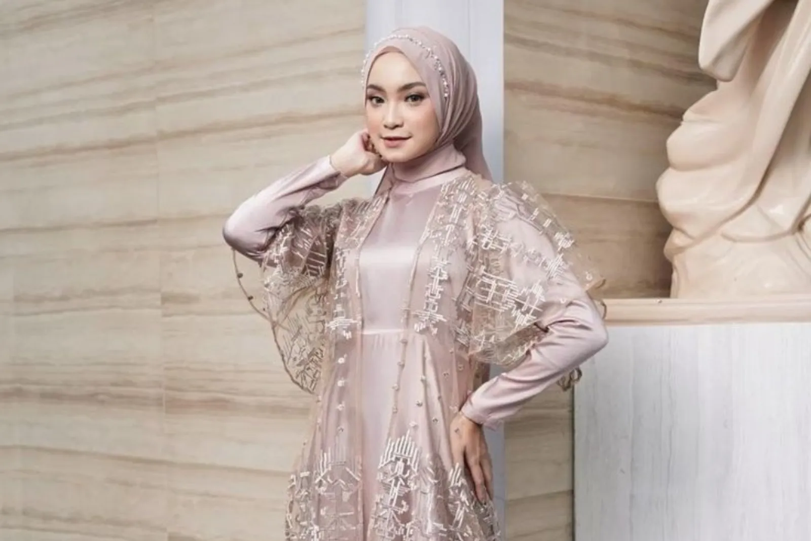 8 Dress Wisuda Kekinian yang Elegan dan Estetik, Tampak Anggun