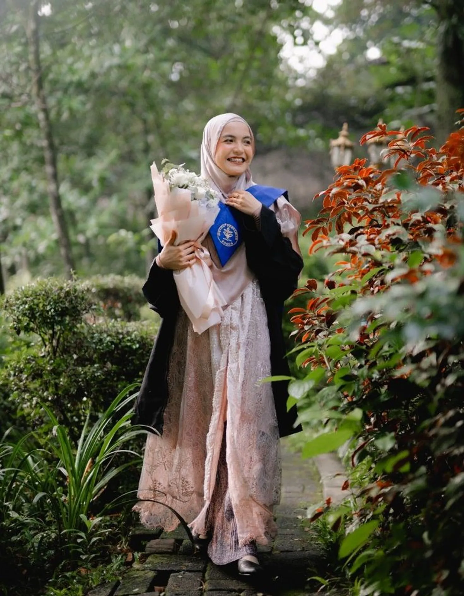 8 Dress Wisuda Kekinian yang Elegan dan Estetik, Tampak Anggun