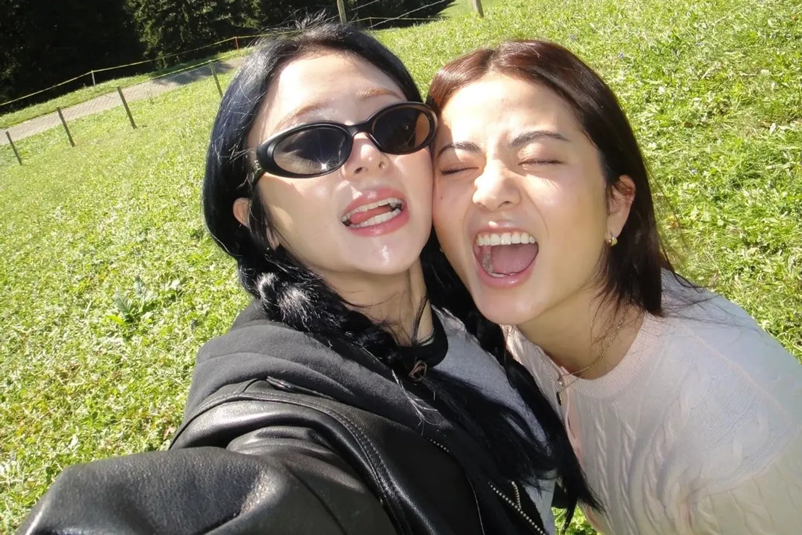 Sister Goals! 6 Potret Yunjin ‘Le Sserafim’ dan Adik Liburan di Eropa