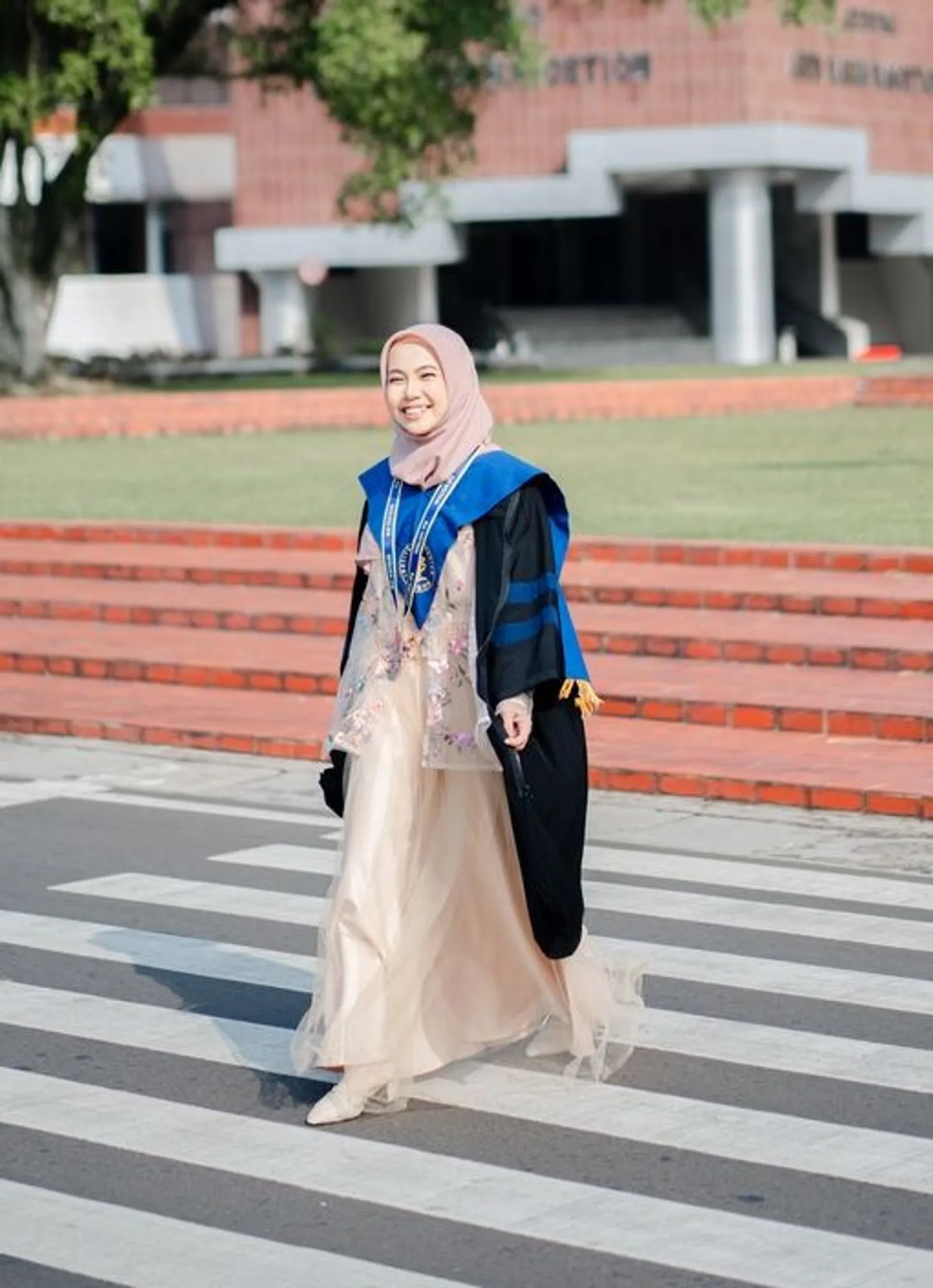 8 Dress Wisuda Kekinian yang Elegan dan Estetik, Tampak Anggun