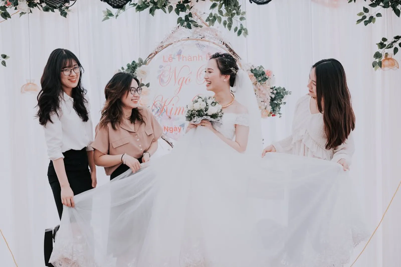 50 Caption Instagram Bridesmaid, Bikin Momen Makin Berkesan