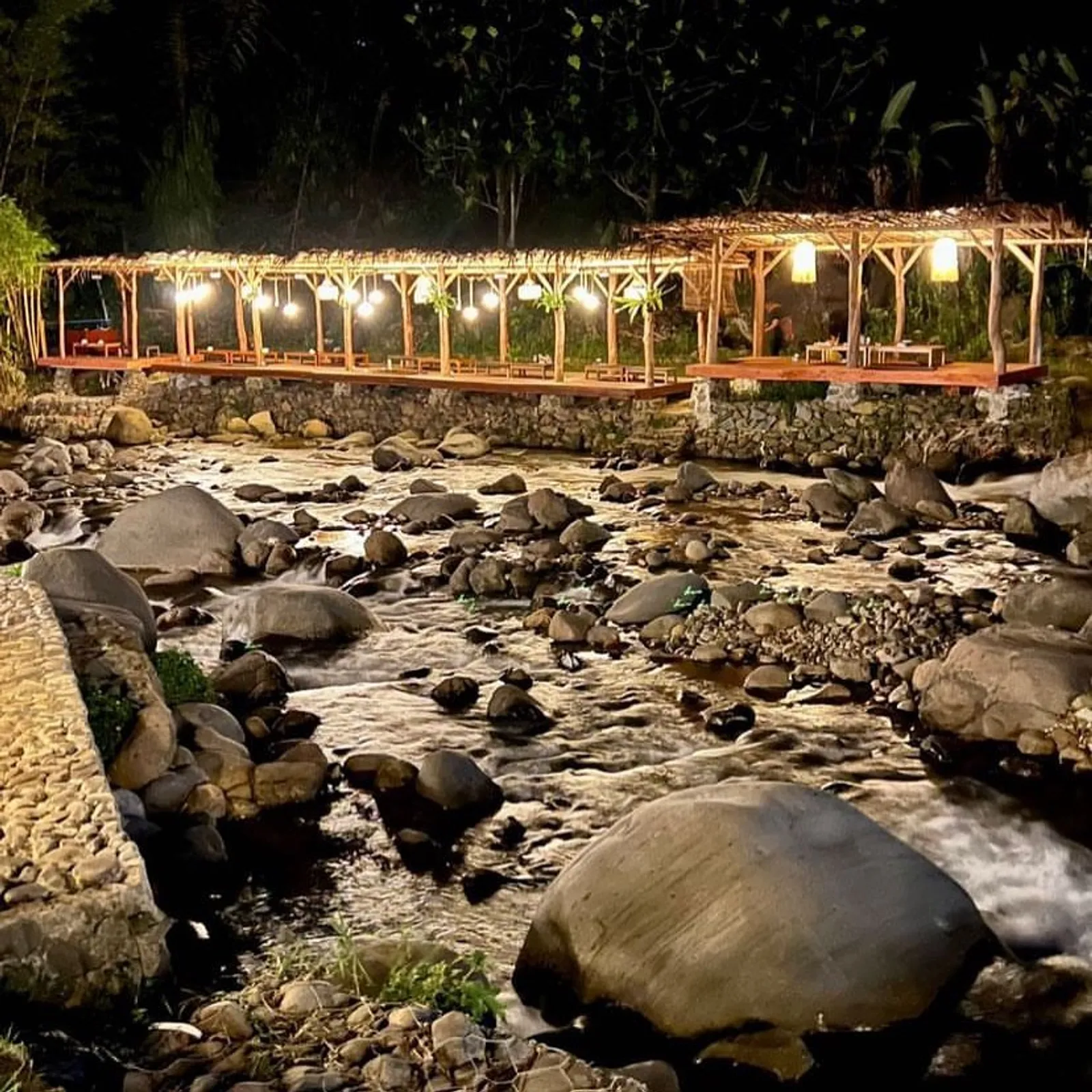 10 Rekomendasi Tempat Makan Keluarga di Sentul, Bikin Makin Bonding!