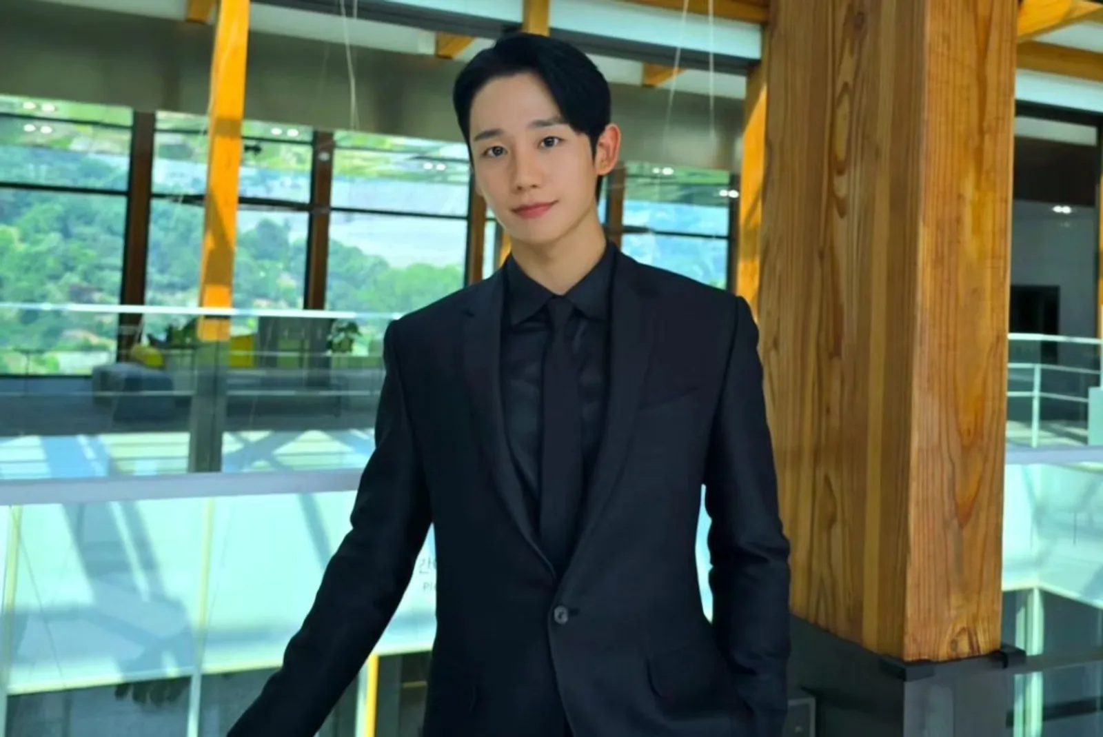 5 Fakta Kedekatan Jung Hae In dan Orang Tuanya, Disebut Family Man!