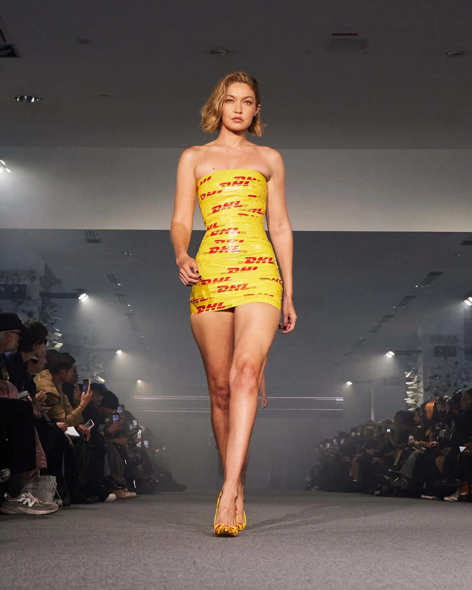 Gigi Hadid Jalan di PFW dengan Tubuh Berbalut Lakban Paket DHL