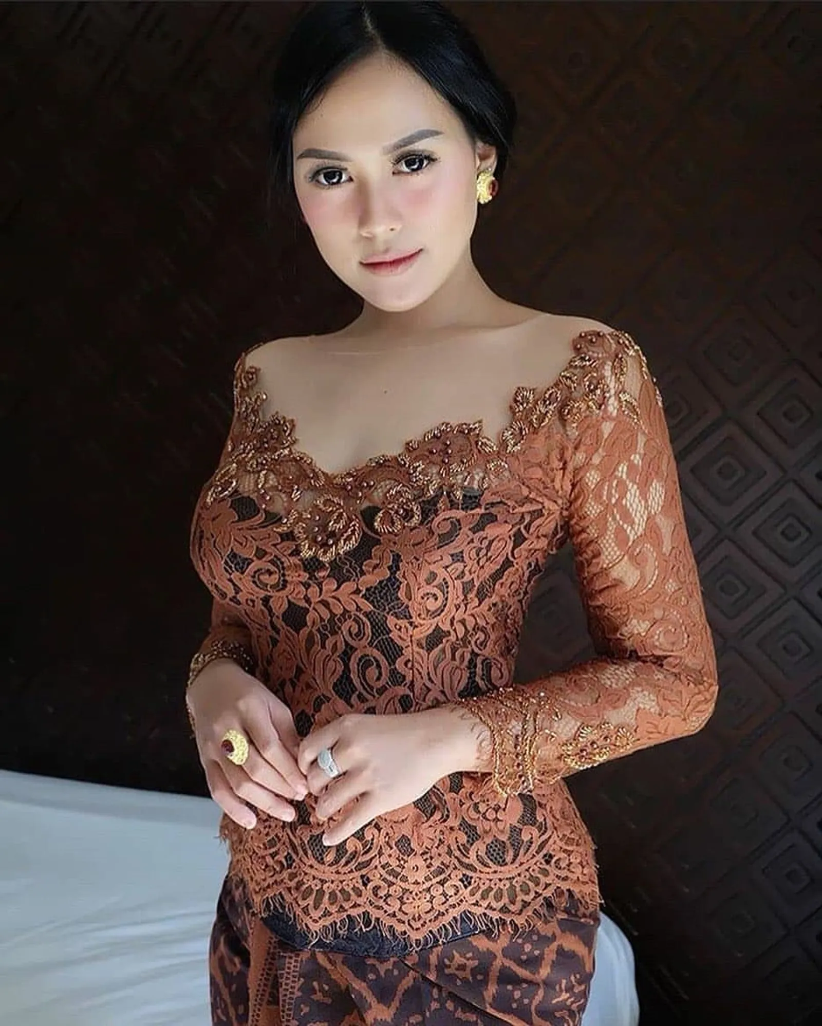 6 Inspirasi Warna Kebaya Brokat yang Cocok untuk Kulit Sawo Matang