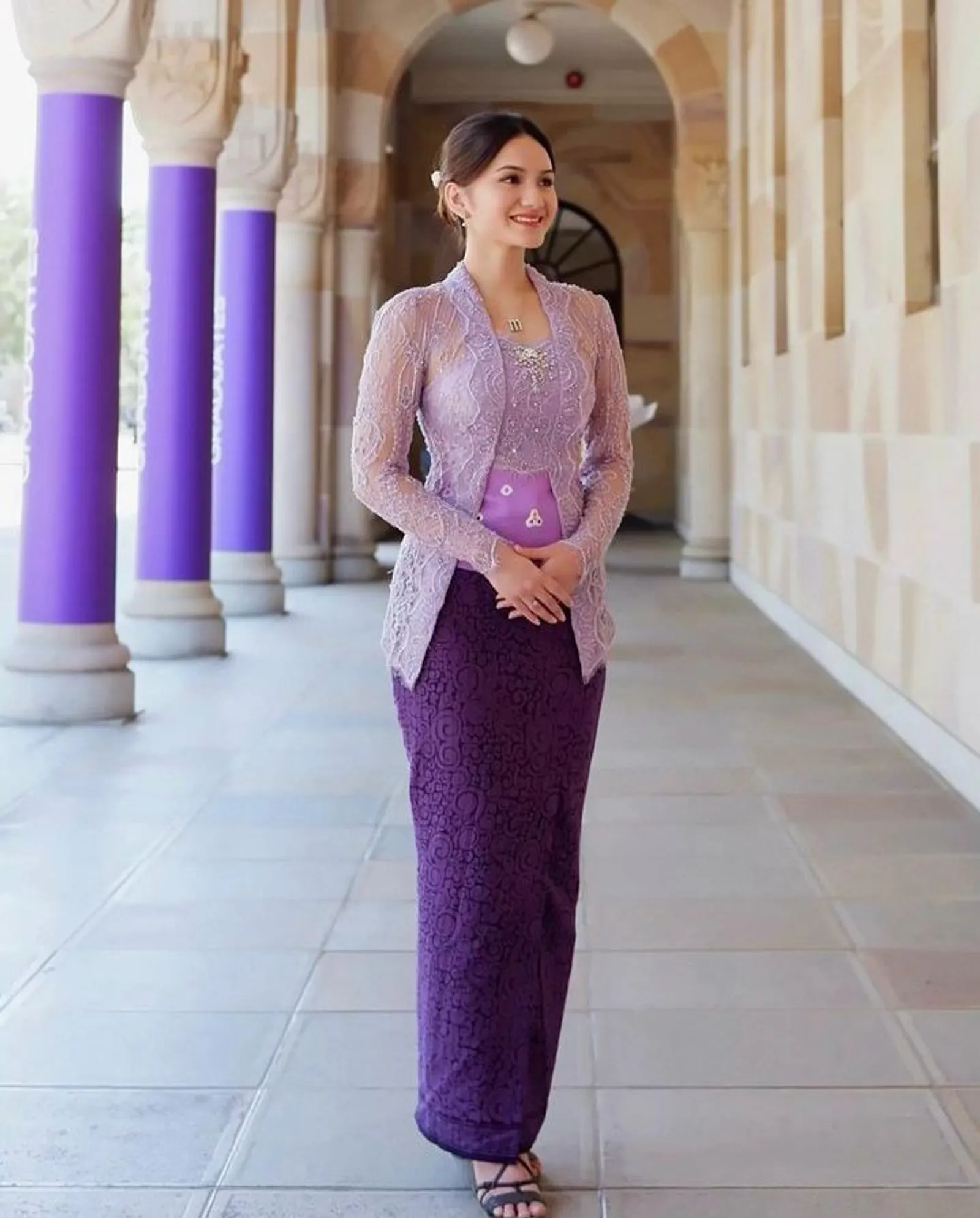 6 Inspirasi Warna Kebaya Brokat yang Cocok untuk Kulit Sawo Matang