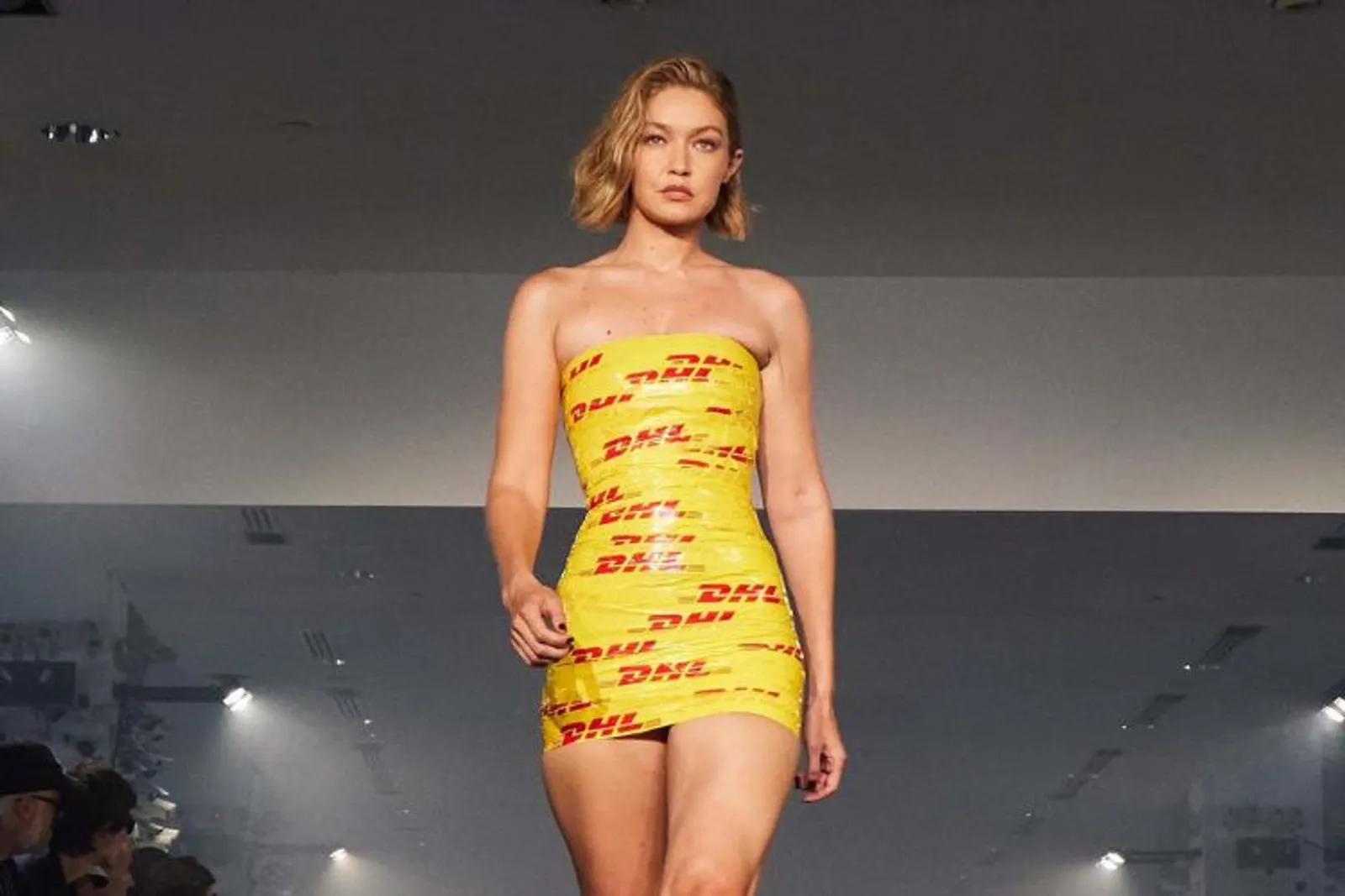 Gigi Hadid Jalan di PFW dengan Tubuh Berbalut Lakban Paket DHL