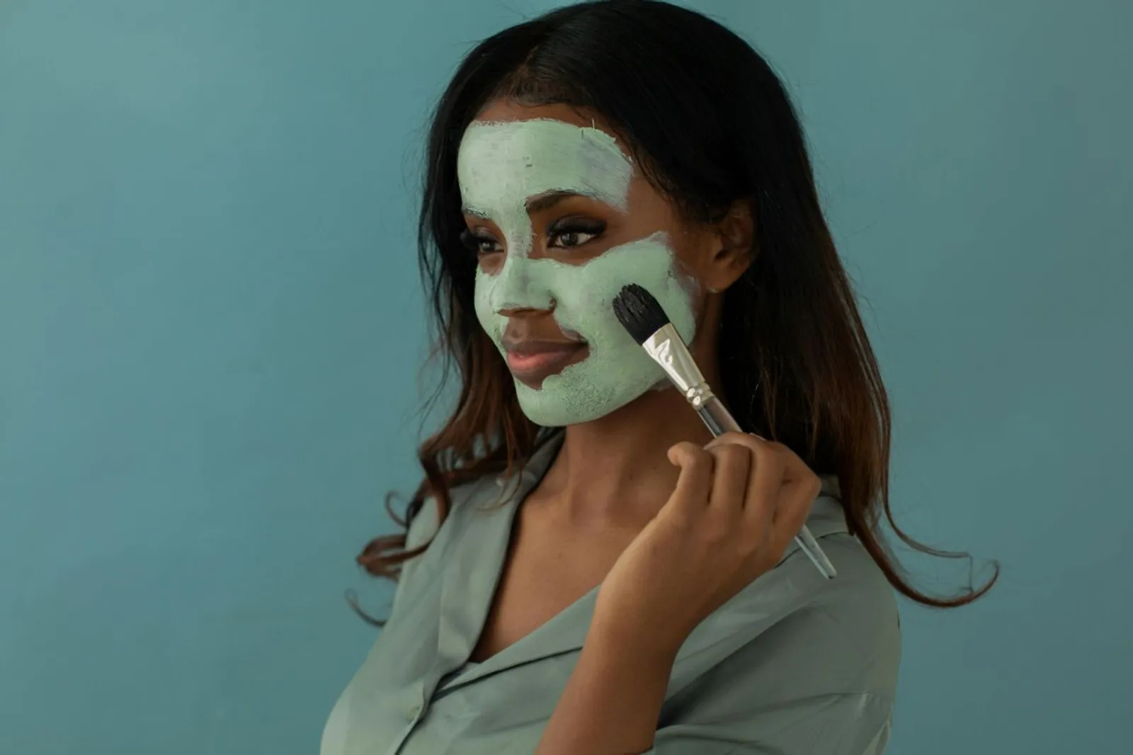 Manfaat dan Cara Pemakaian Masker Clay Stick yang Perlu Kamu Tahu 