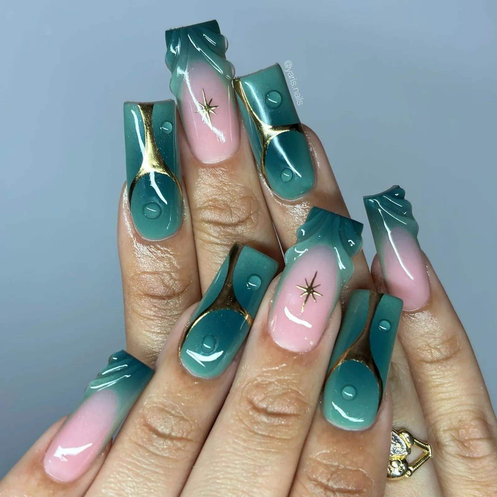 5 Inspirasi Nail Art Hijau Tosca, Cantik dan Elegan!