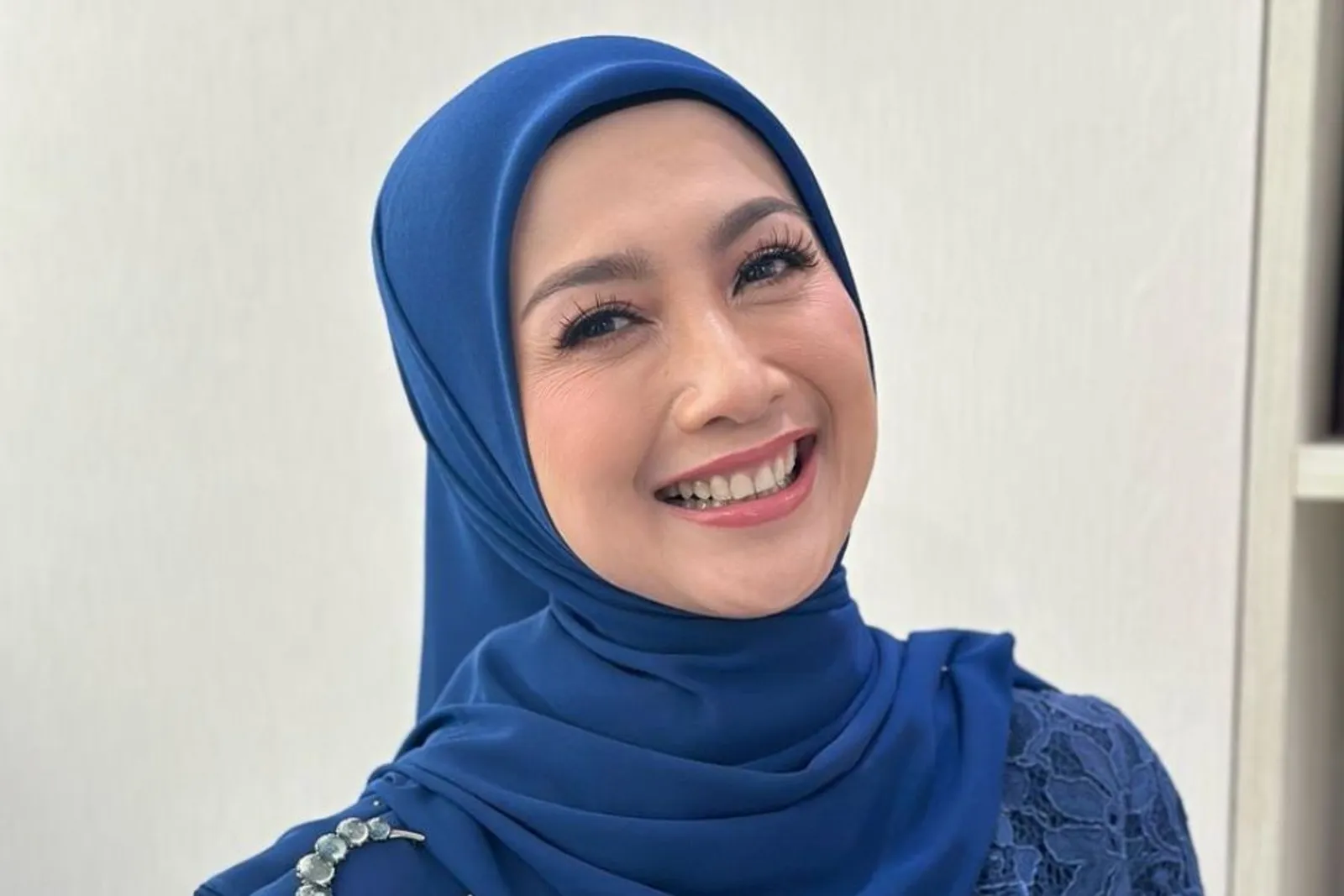 Makeup Glamor Artis yang Dilantik jadi Anggota DPR RI 2024-2029 