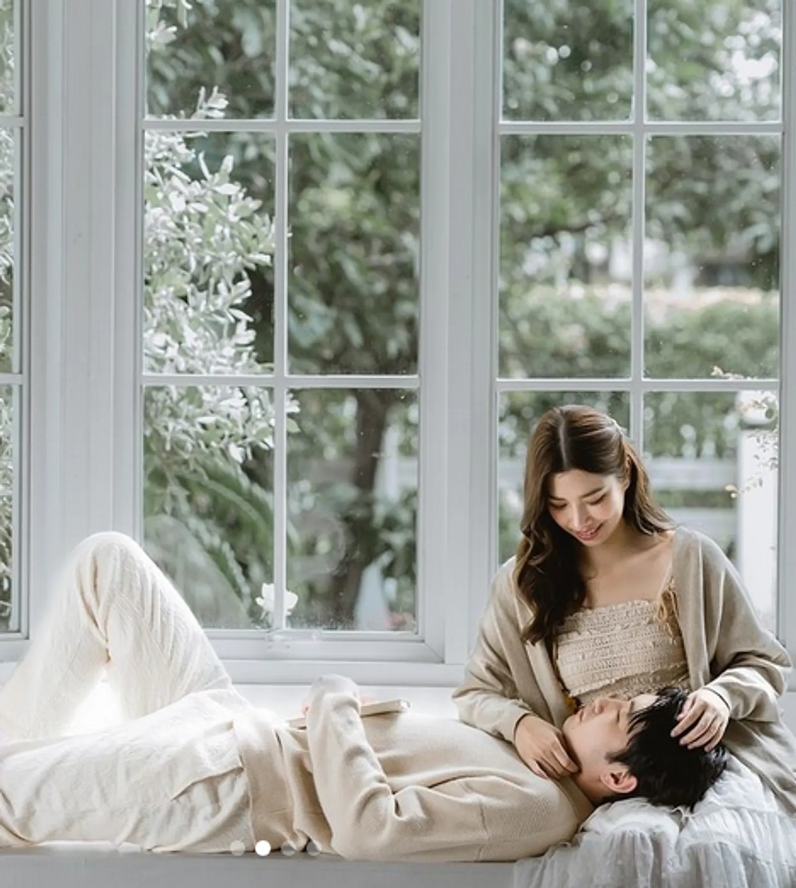 6 Ide Foto Prewedding Indoor a la Korea yang Aesthetic