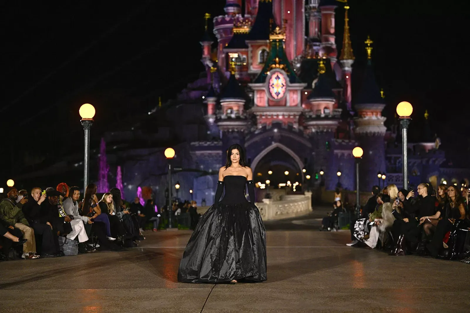 Coperni Gelar Fashion Show di Disneyland Paris untuk S/S 2025