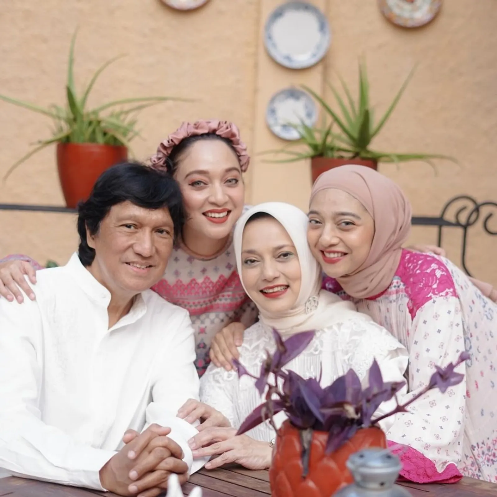 7 Potret Kenangan Marissa Haque dan Keluarga, Disebut Family Goals!