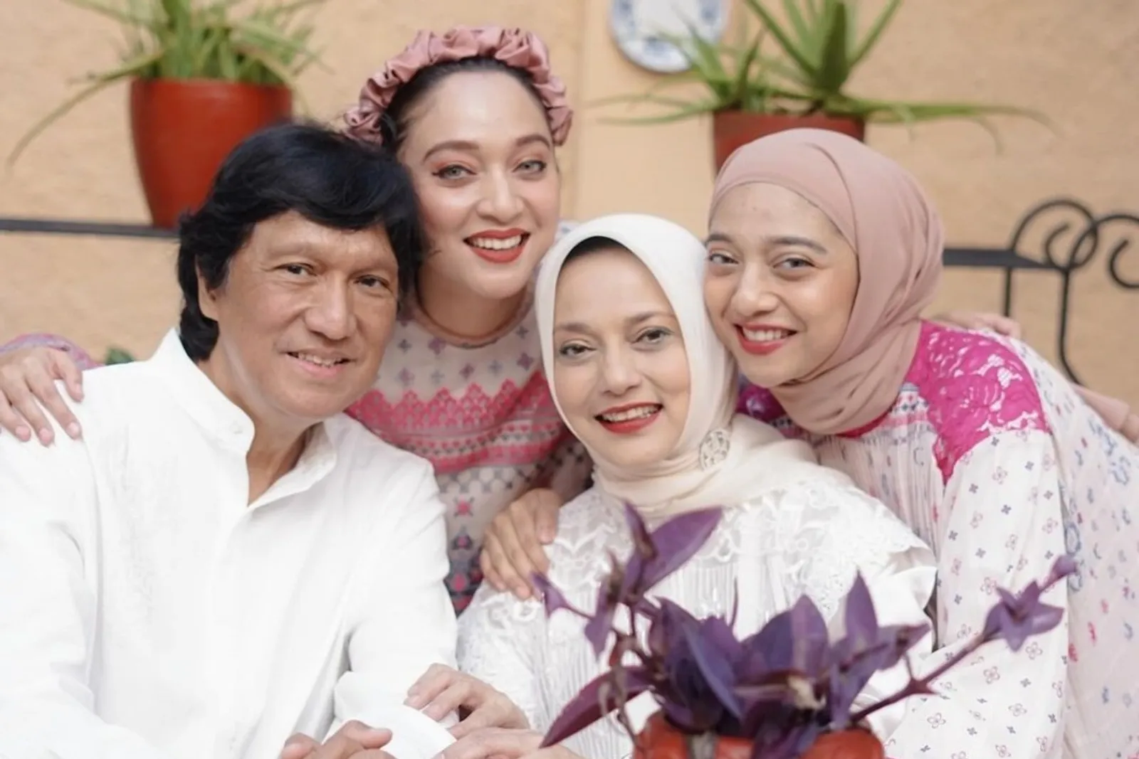 7 Potret Kenangan Marissa Haque dan Keluarga, Disebut Family Goals!