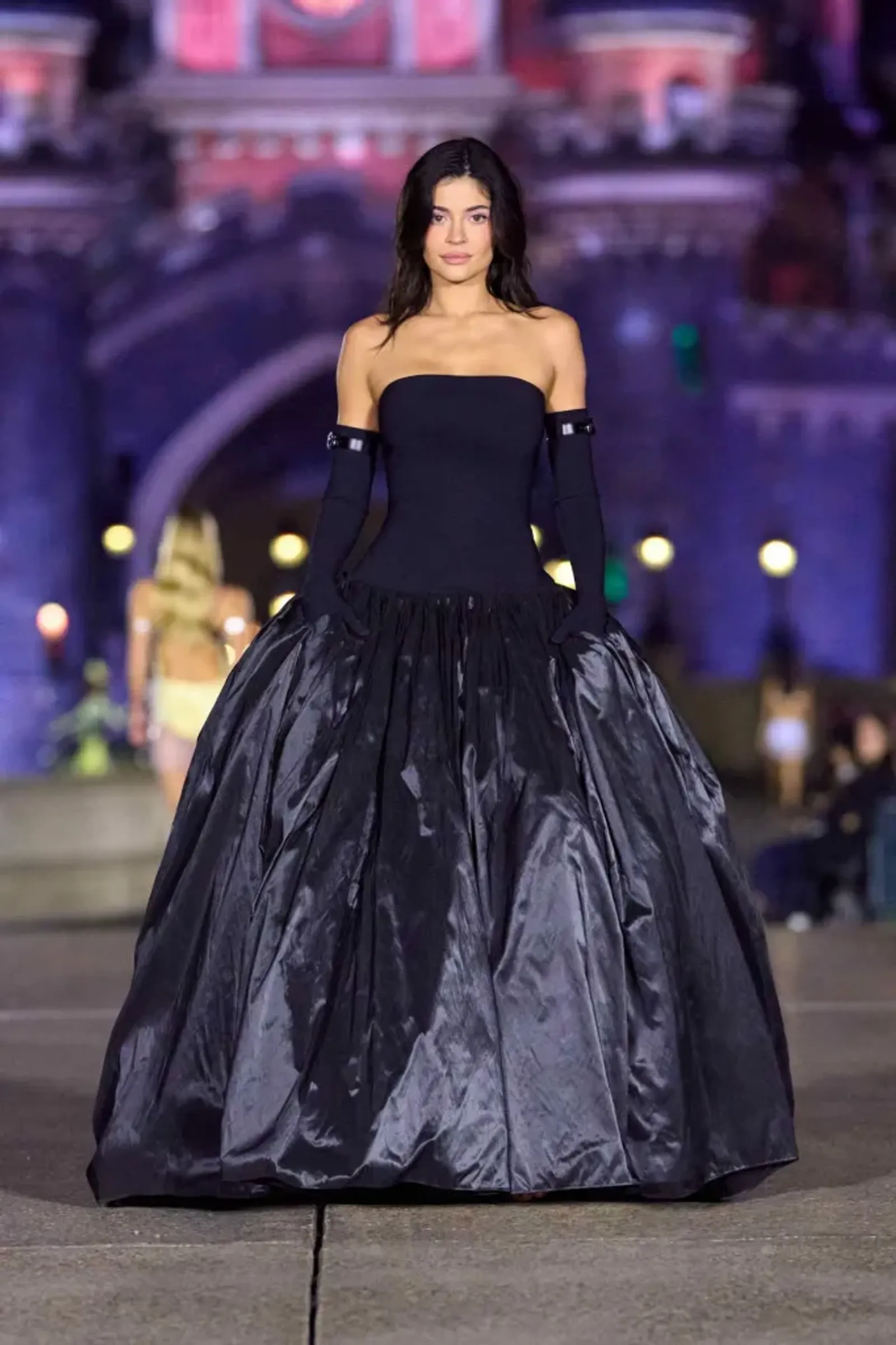 Coperni Gelar Fashion Show di Disneyland Paris untuk S/S 2025