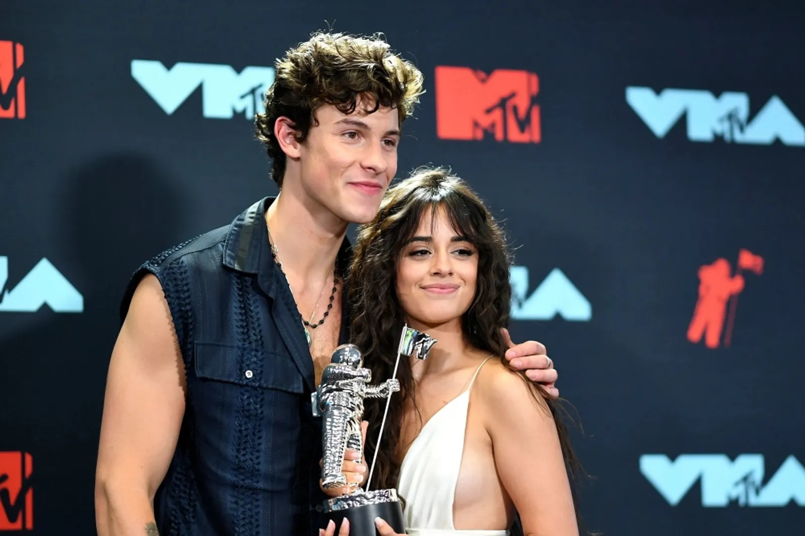 Shawn Mendes Buka Suara Soal Camila Cabello, Masih Berhubungan Baik!