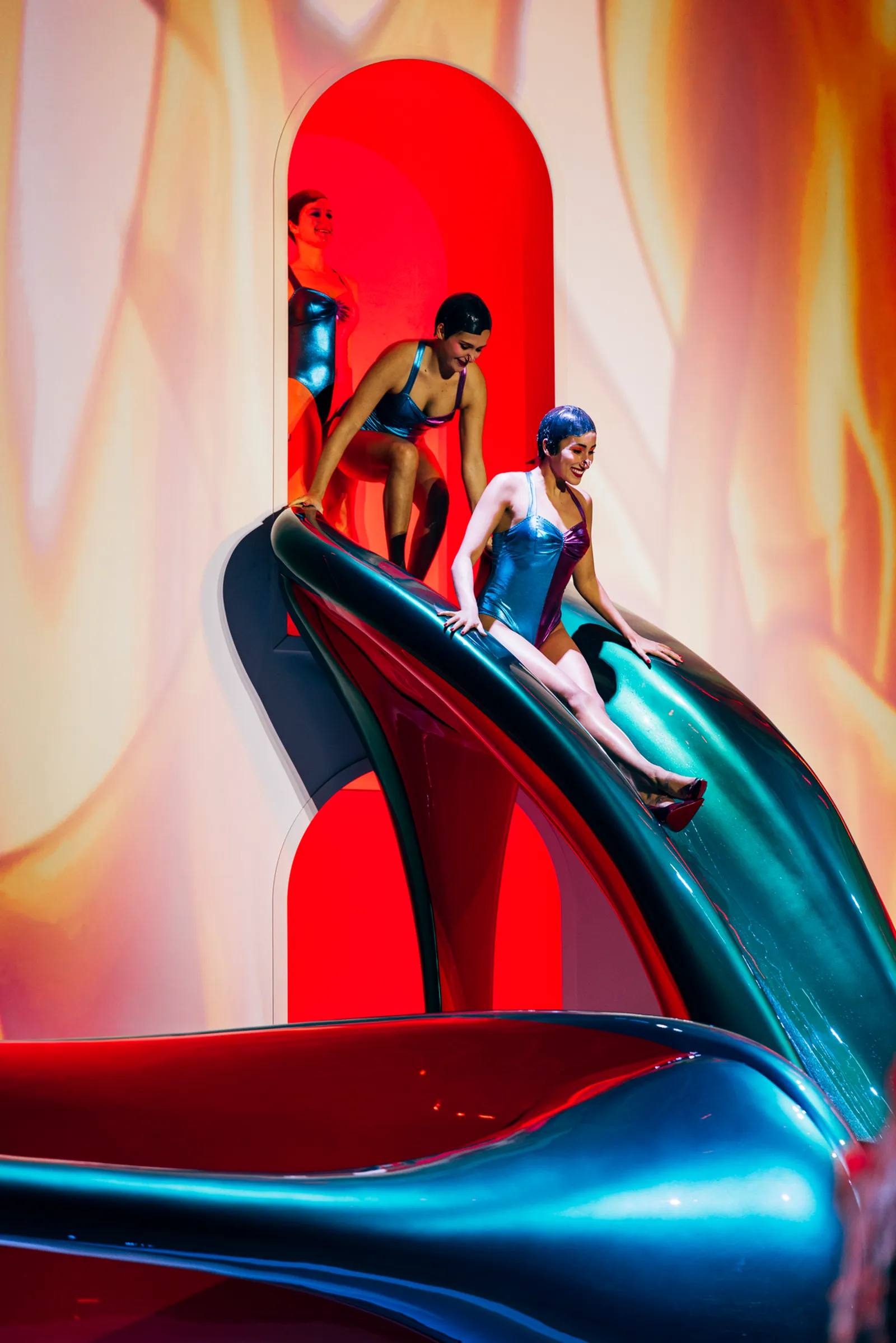 Christian Louboutin Gelar Pertunjukan Artistik 'Paris is Louboutining'